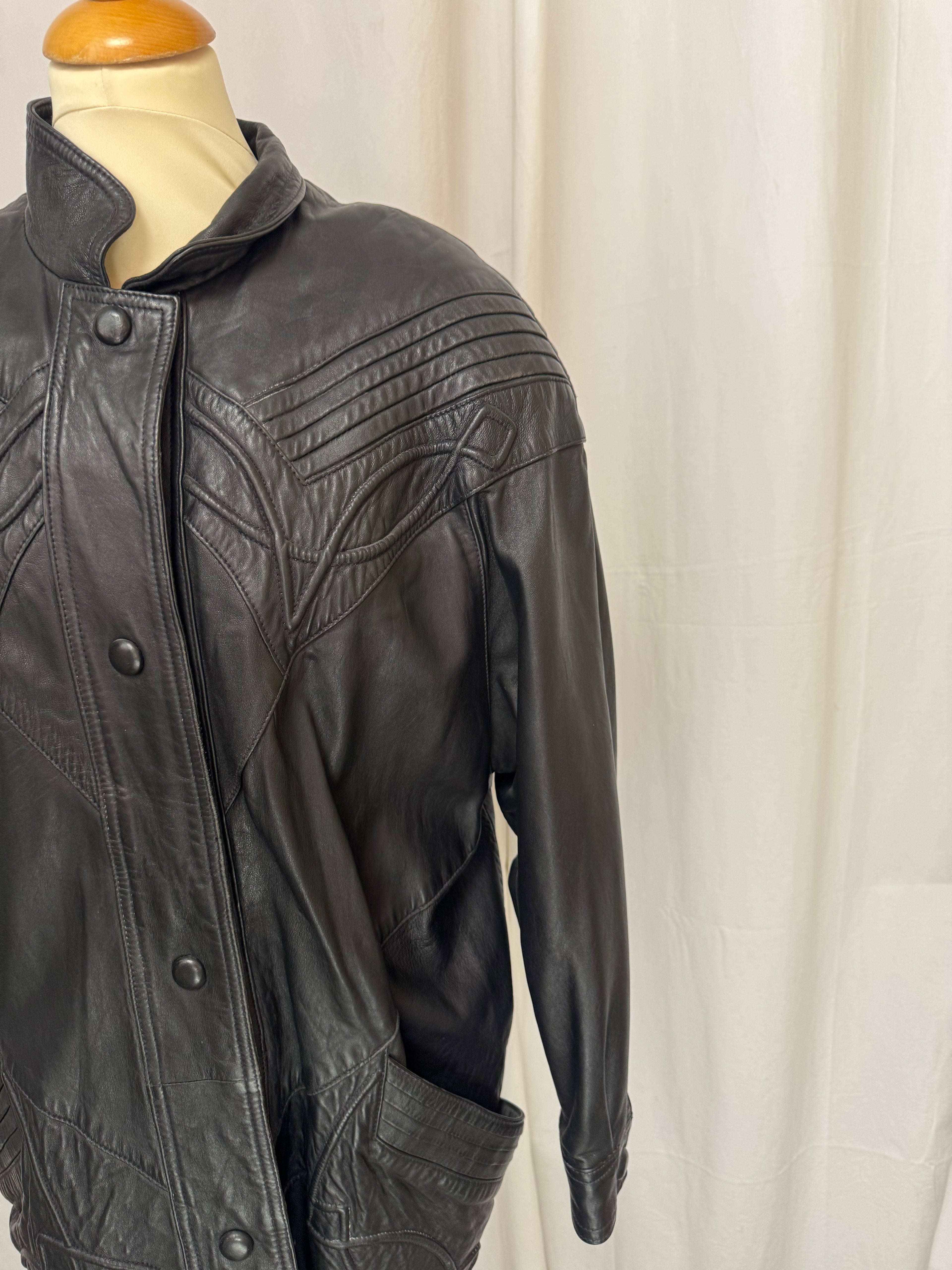 Veste en cuir brodée