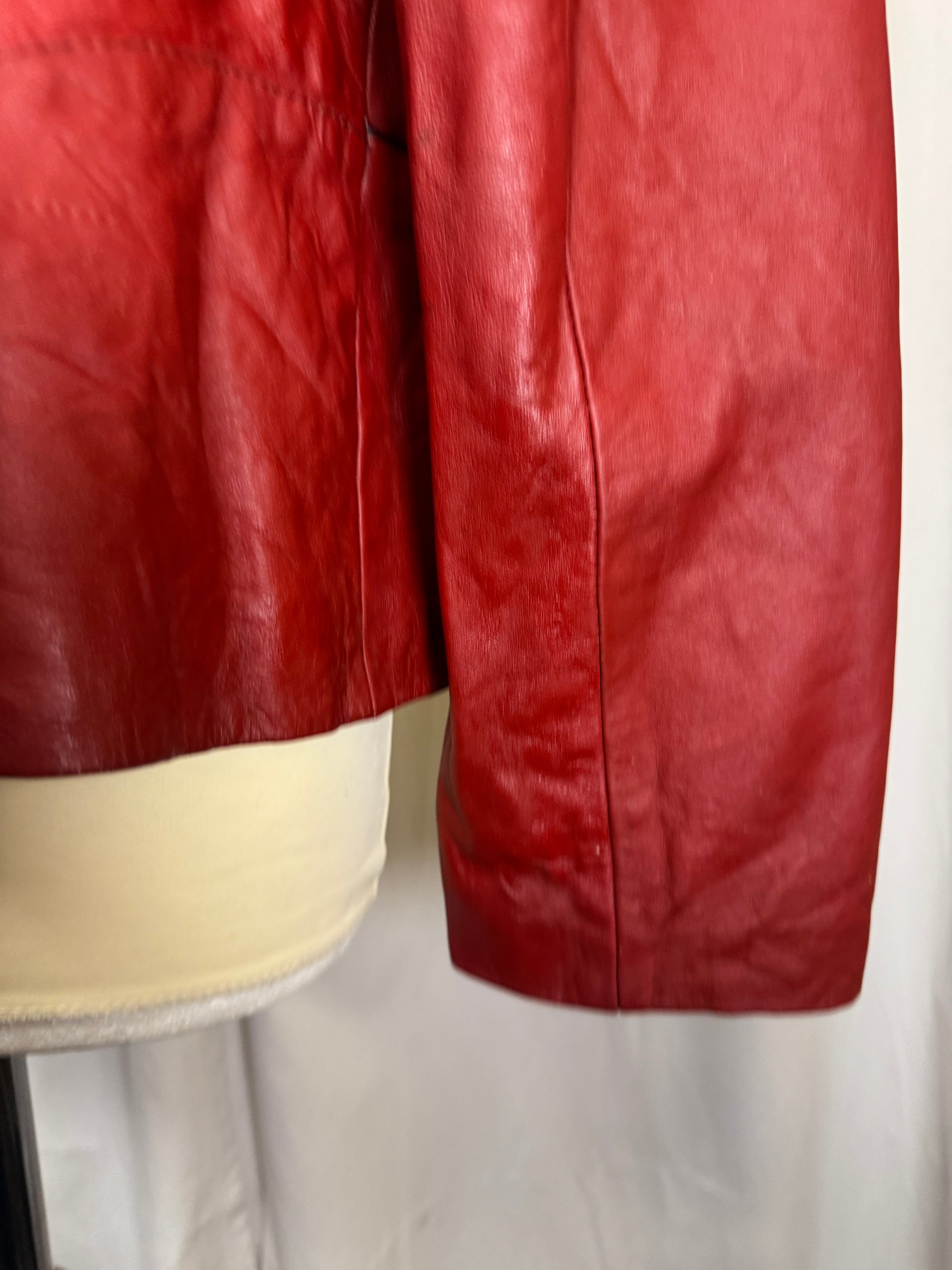 Veste en cuir rouge