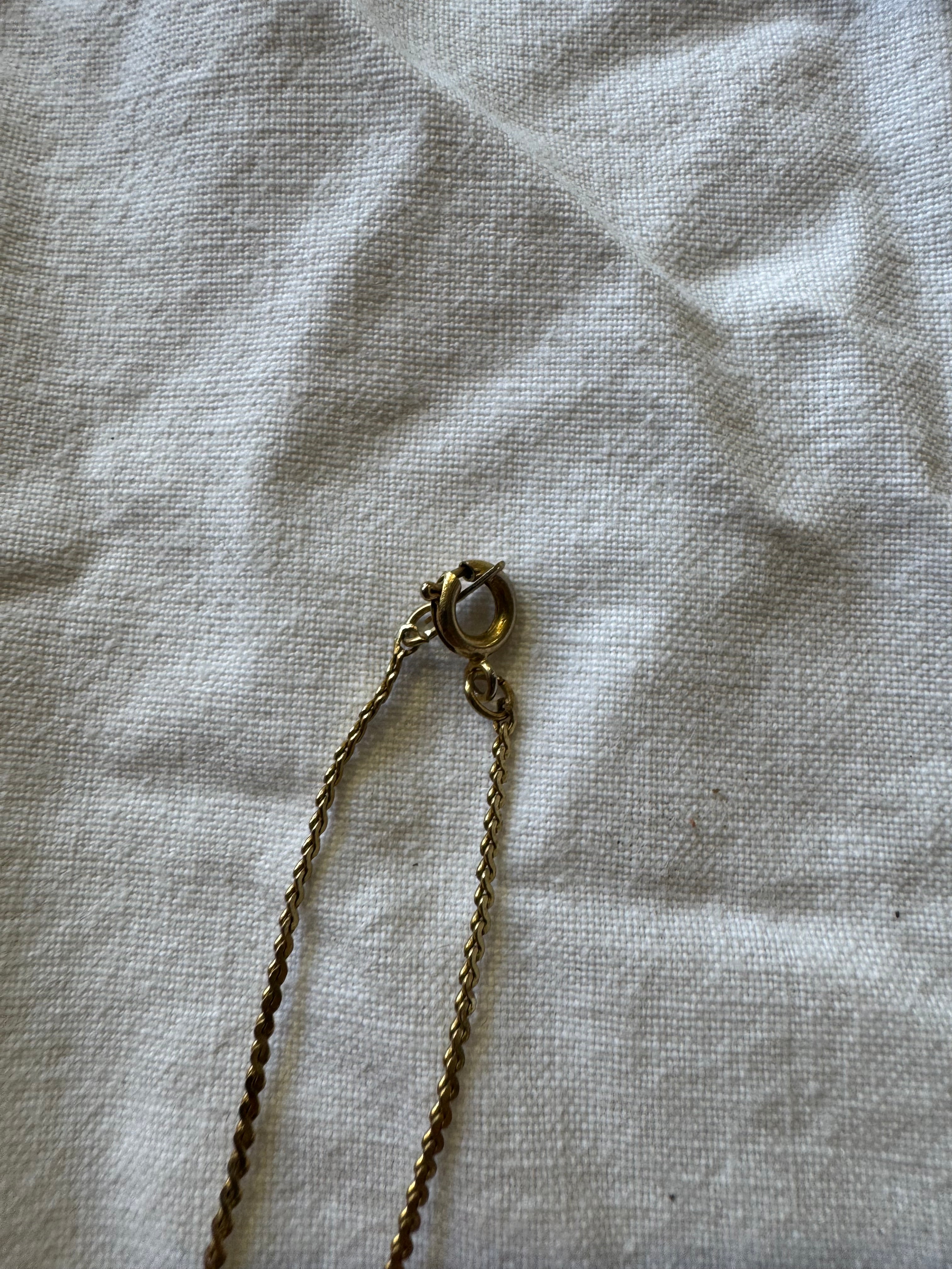 Collier en métal doré