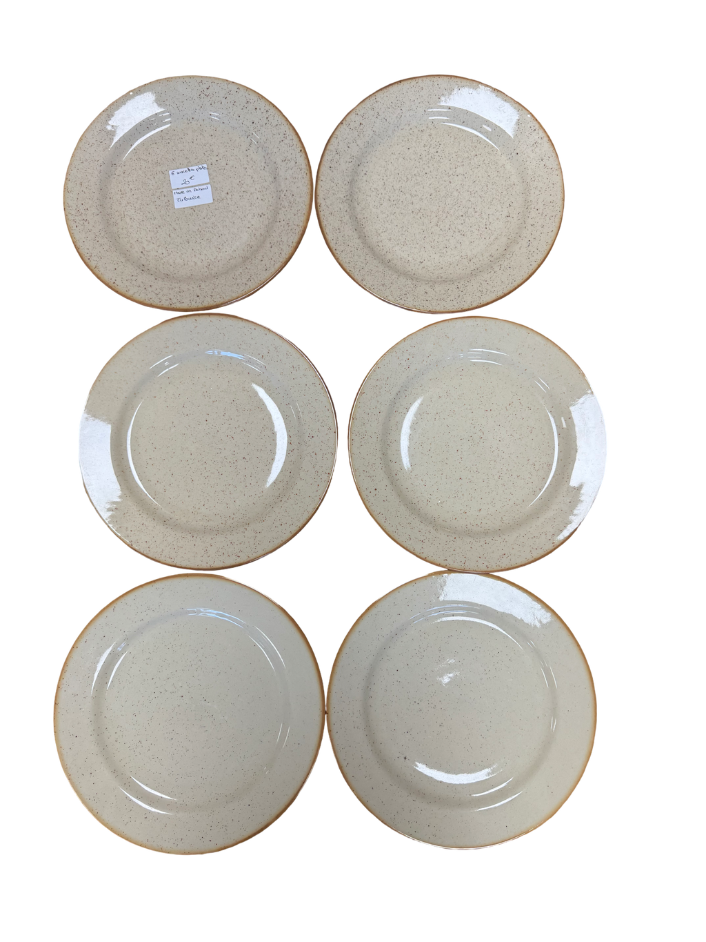 Assiettes plates en céramique beige