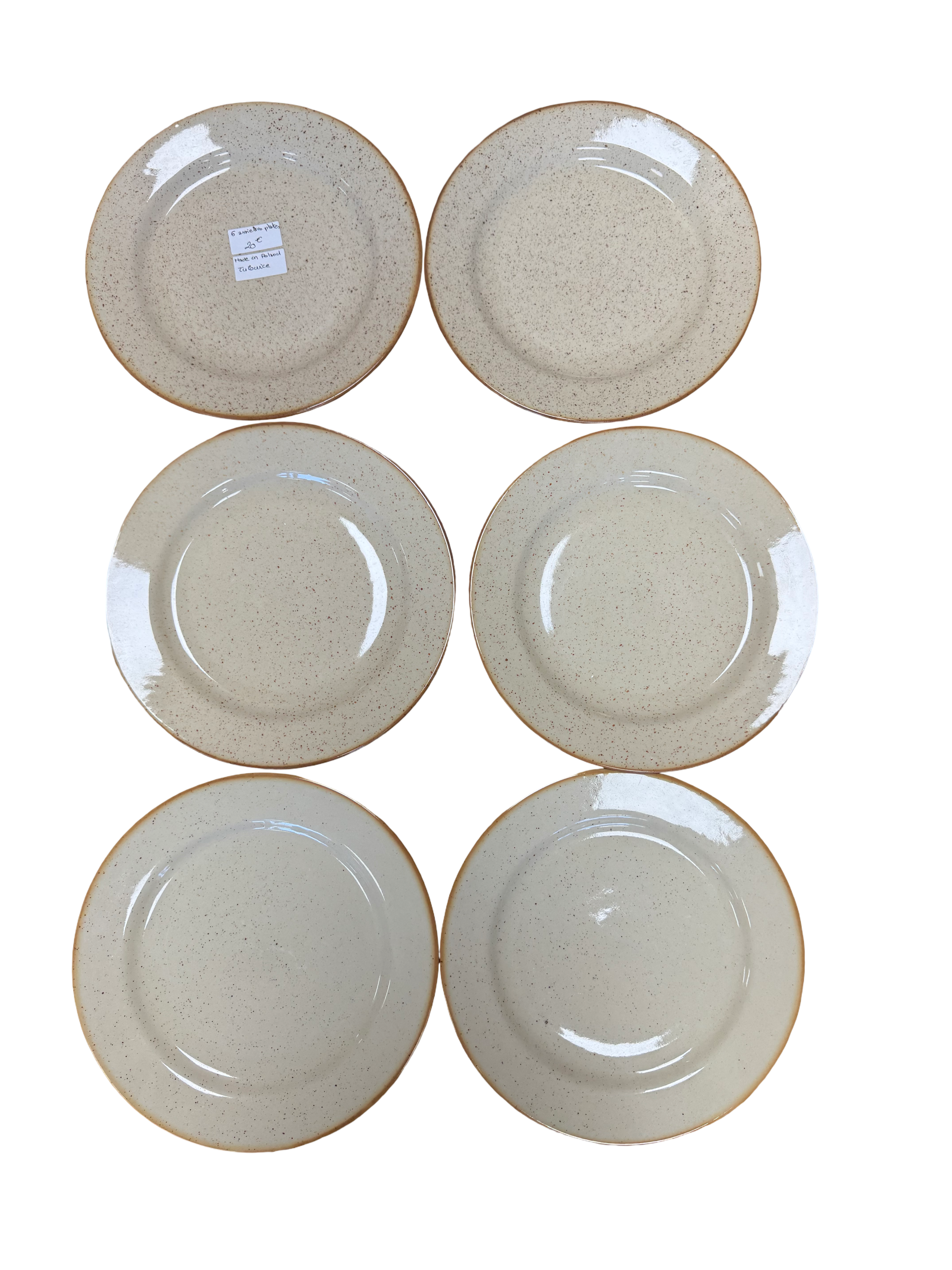 Assiettes plates en céramique beige