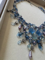 Collier bleu à fleurs