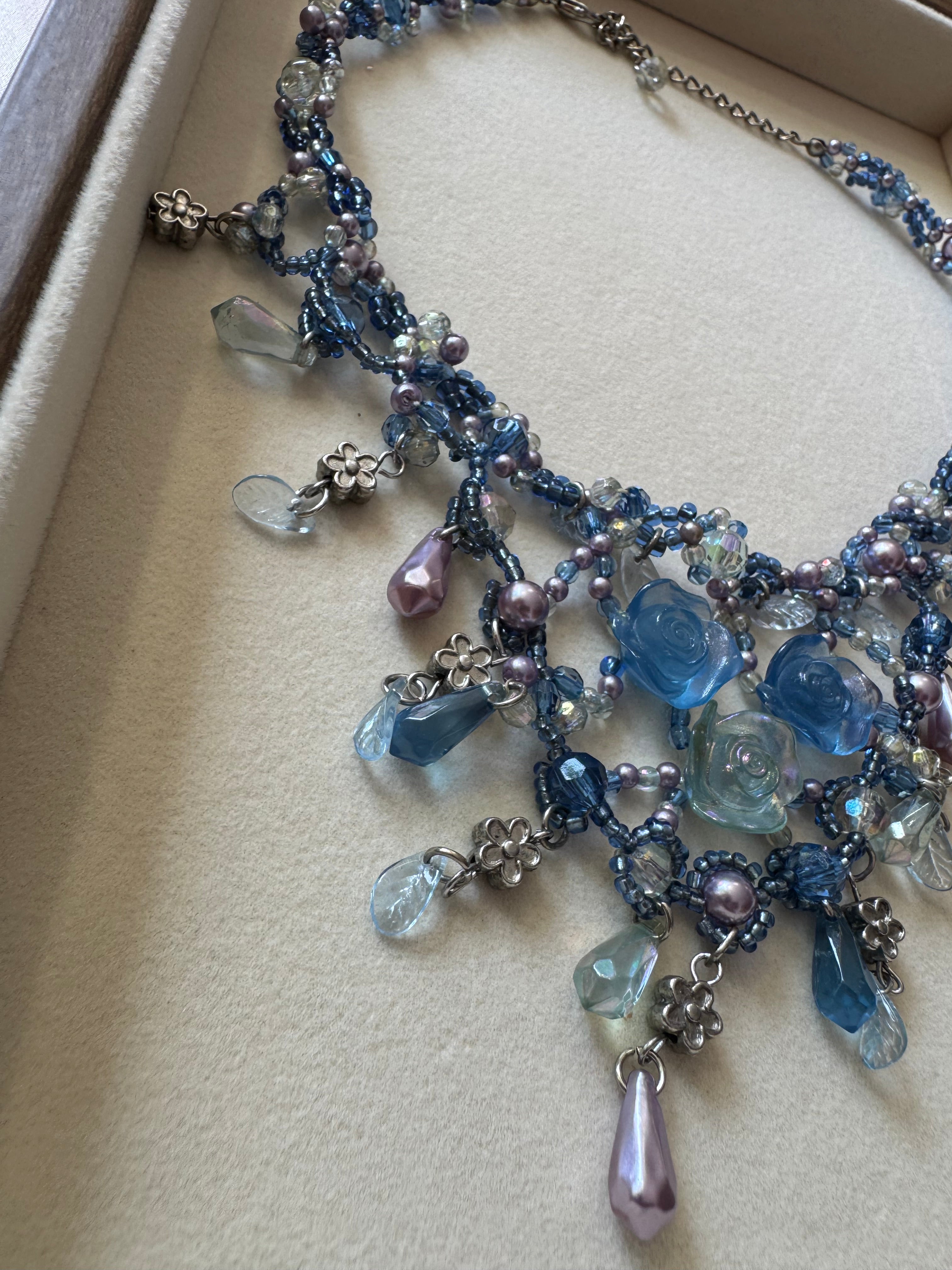 Collier bleu à fleurs