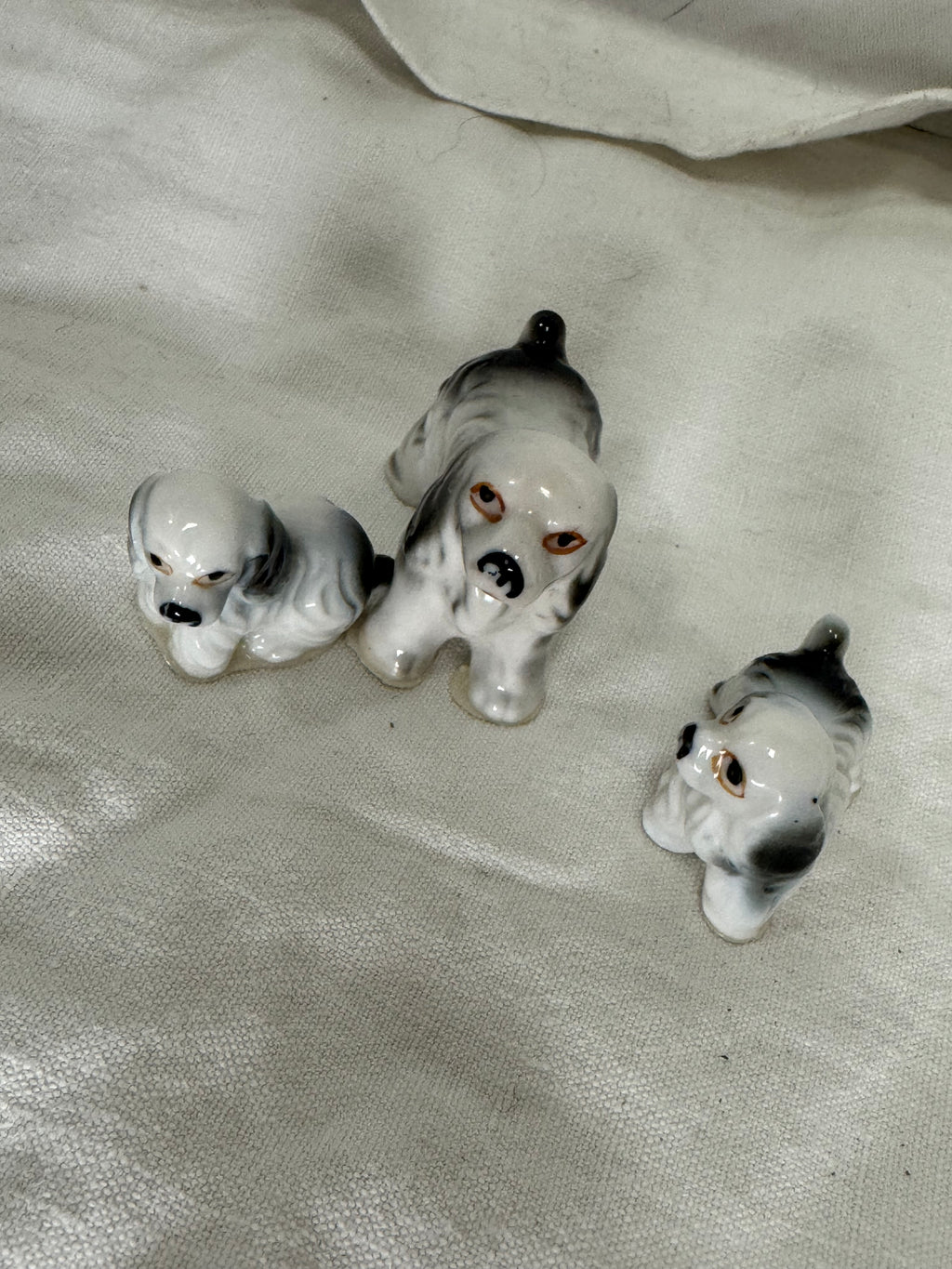 Chiens en céramique
