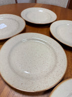 Assiettes plates en céramique beige