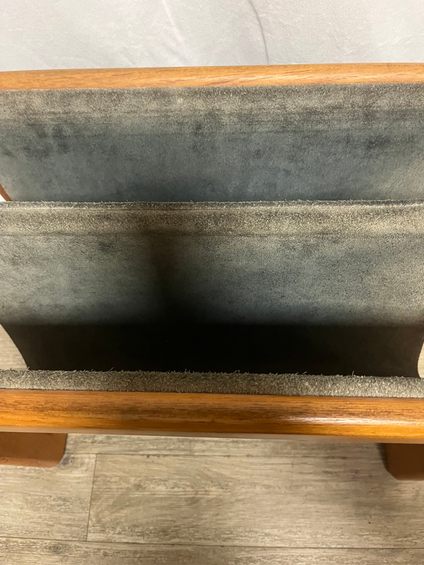 Porte-revues scandinave en teck massif et cuir Aksel Kjesgaard 1970