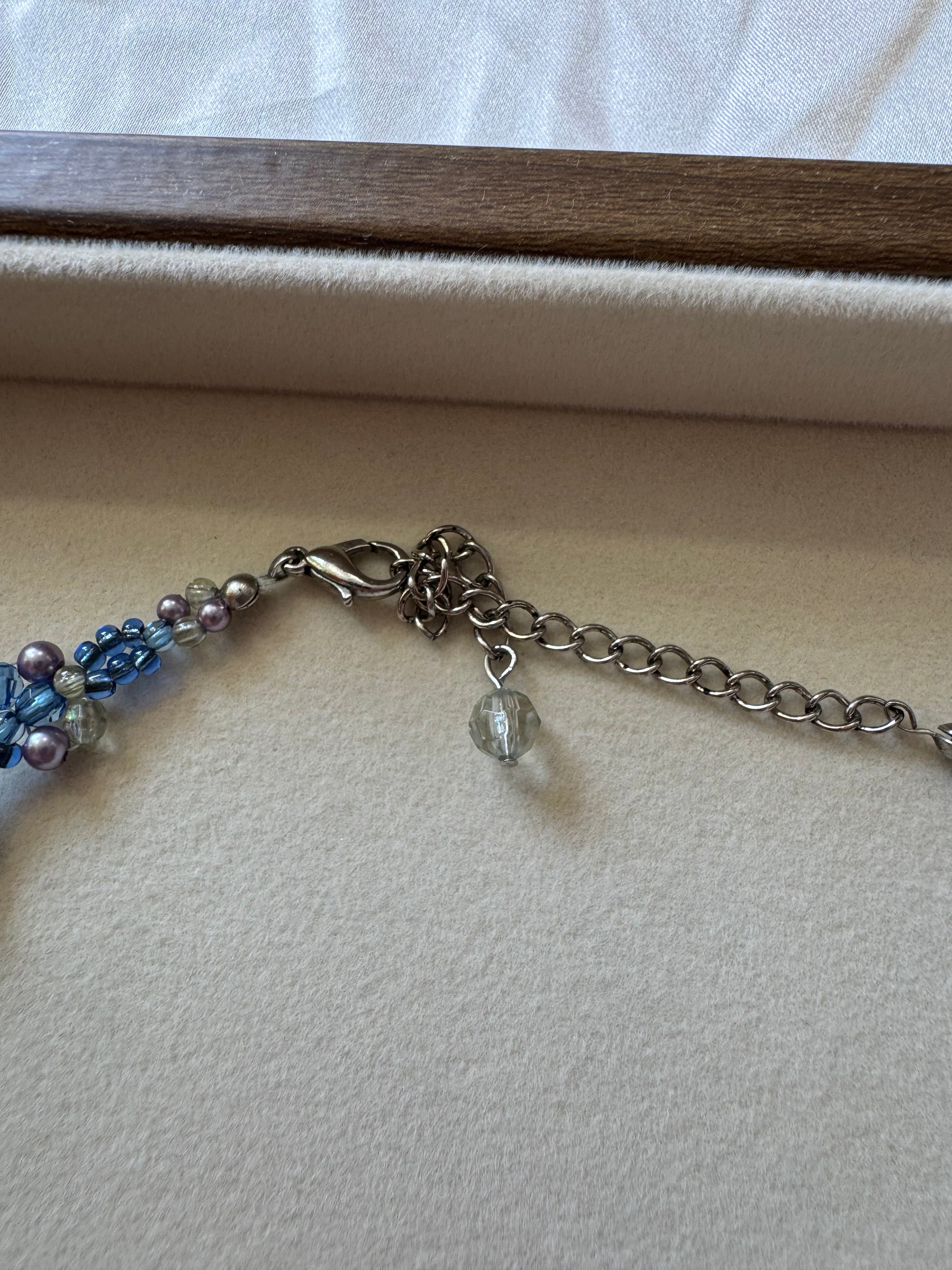 Collier bleu à fleurs