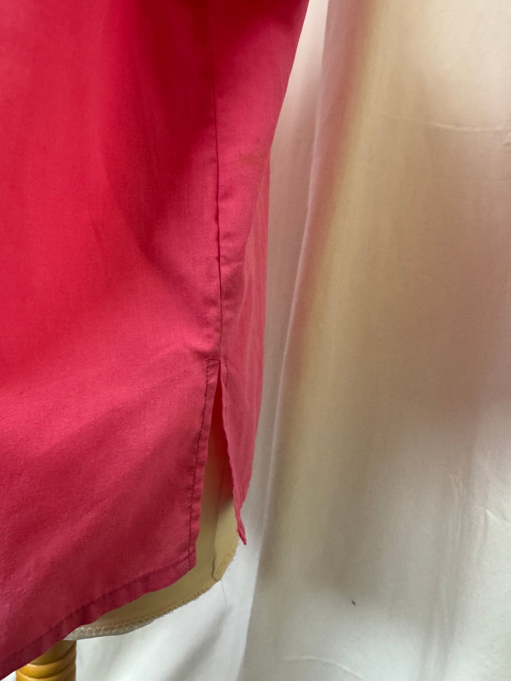 Chemise rose brodée