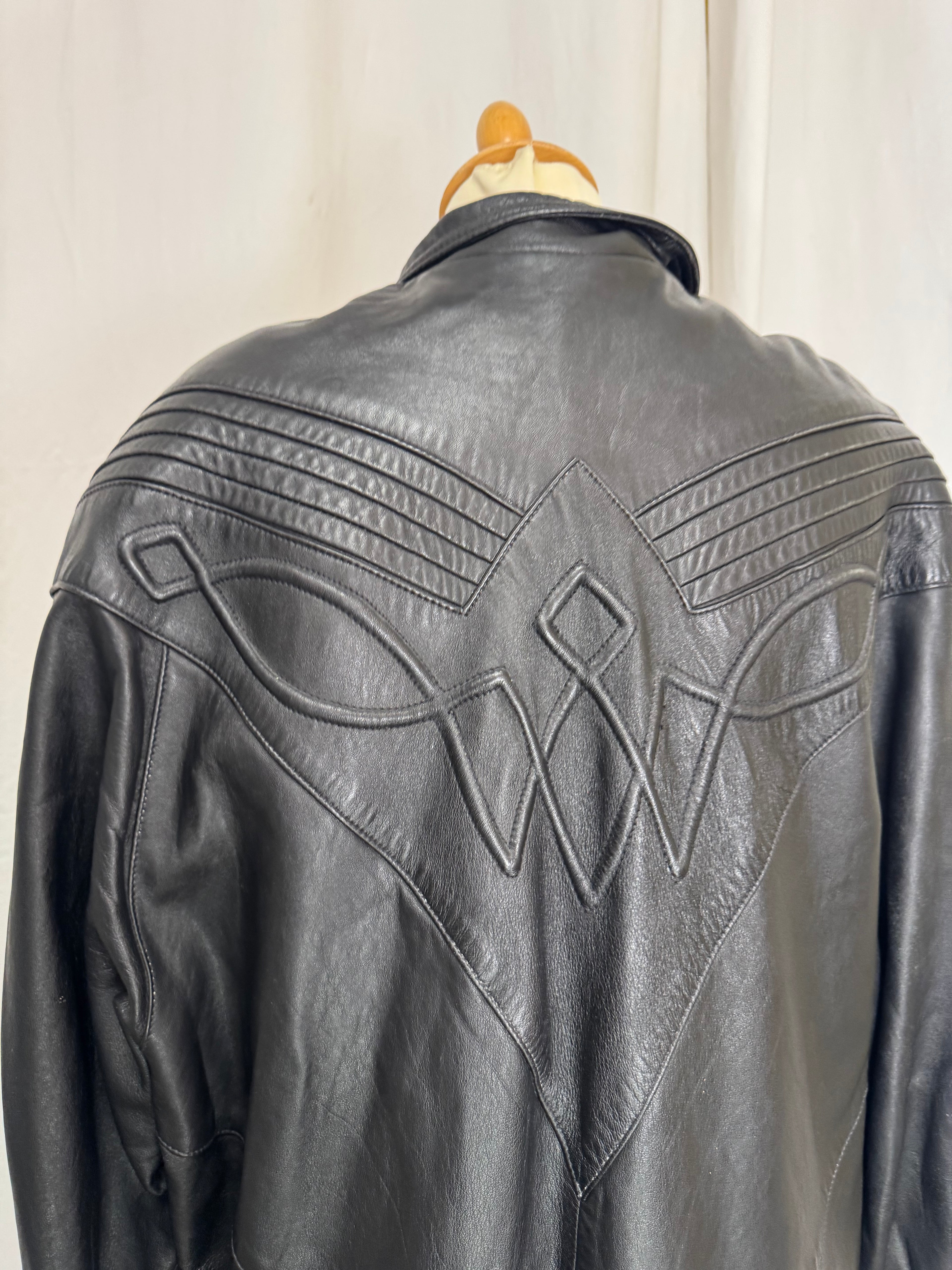 Veste en cuir brodée