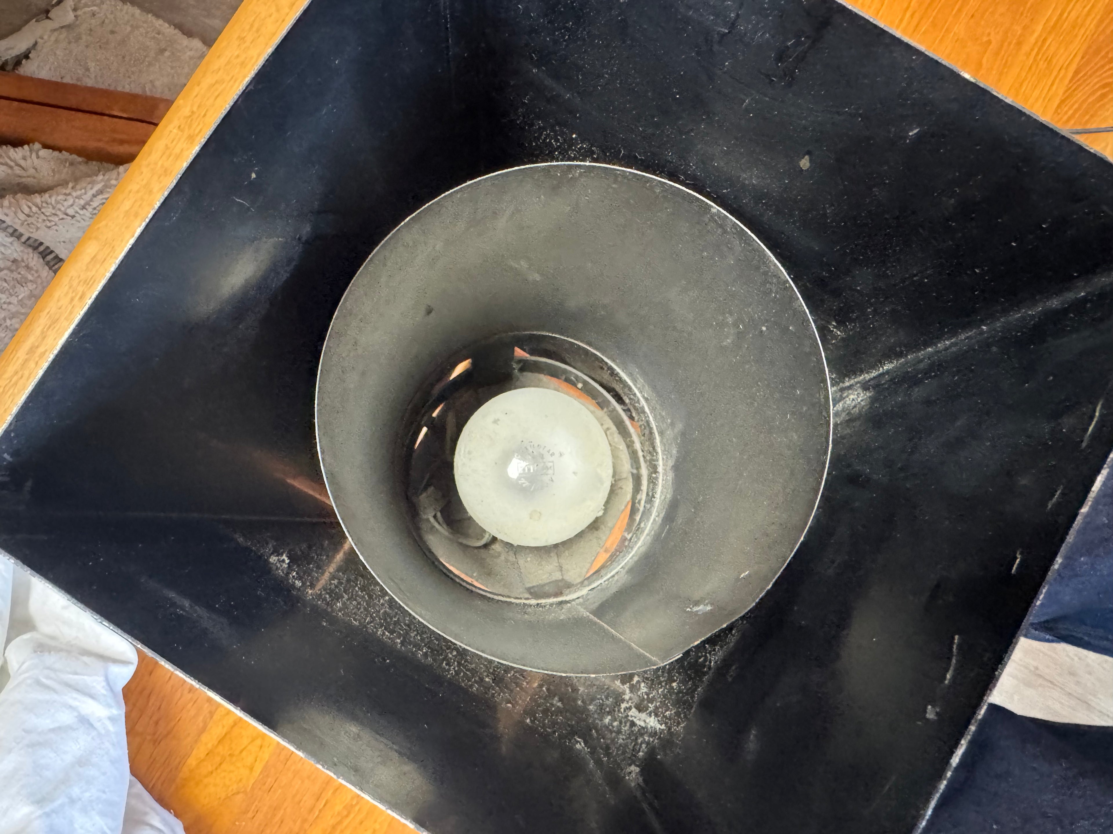 Lampe colonne en acier