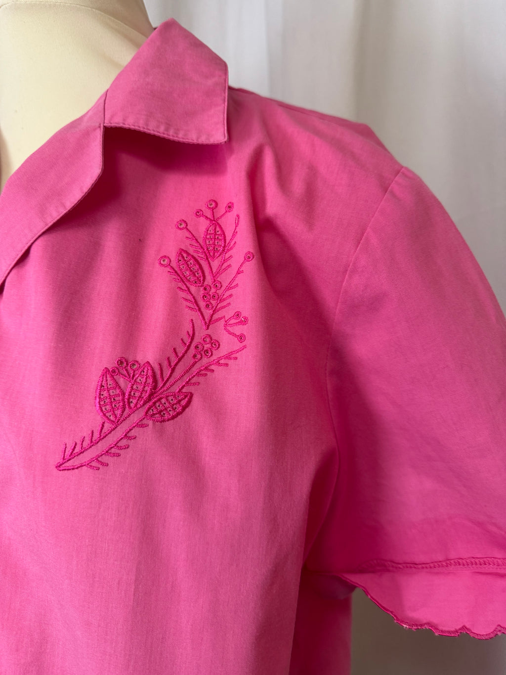 Chemise rose brodée