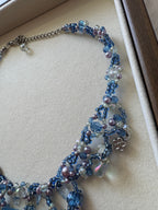 Collier bleu à fleurs