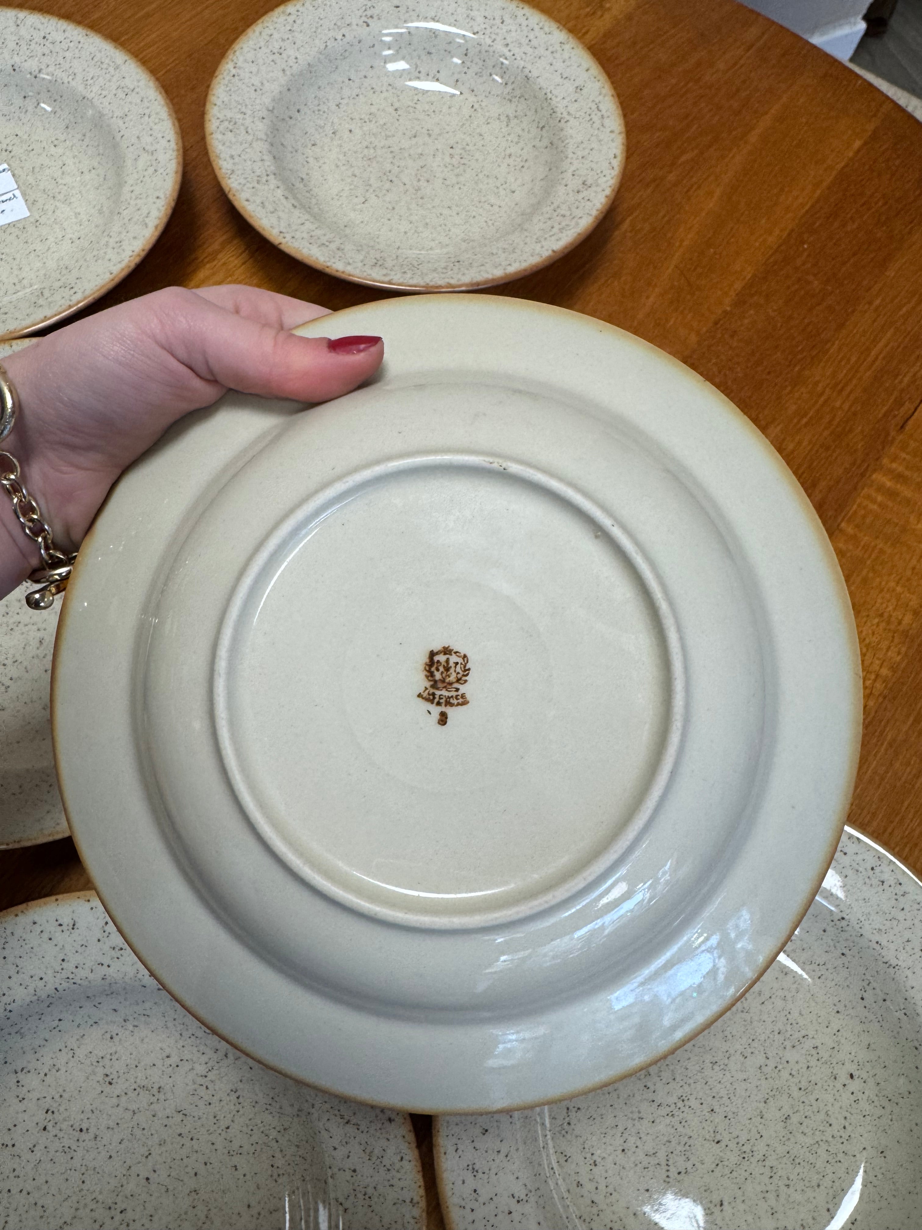 Assiettes creuses en céramique beige