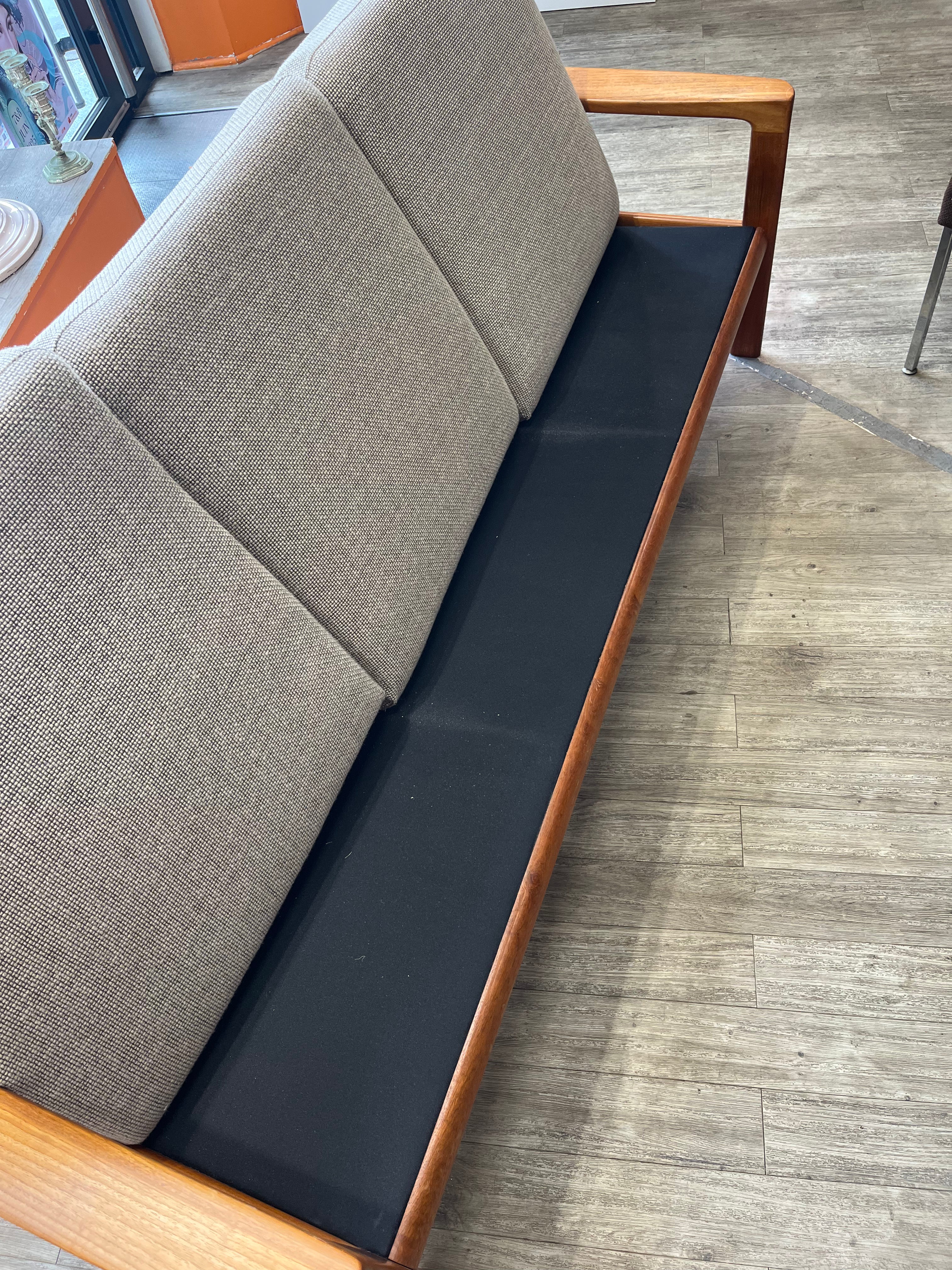 Banquette scandinave en teck massif 1970