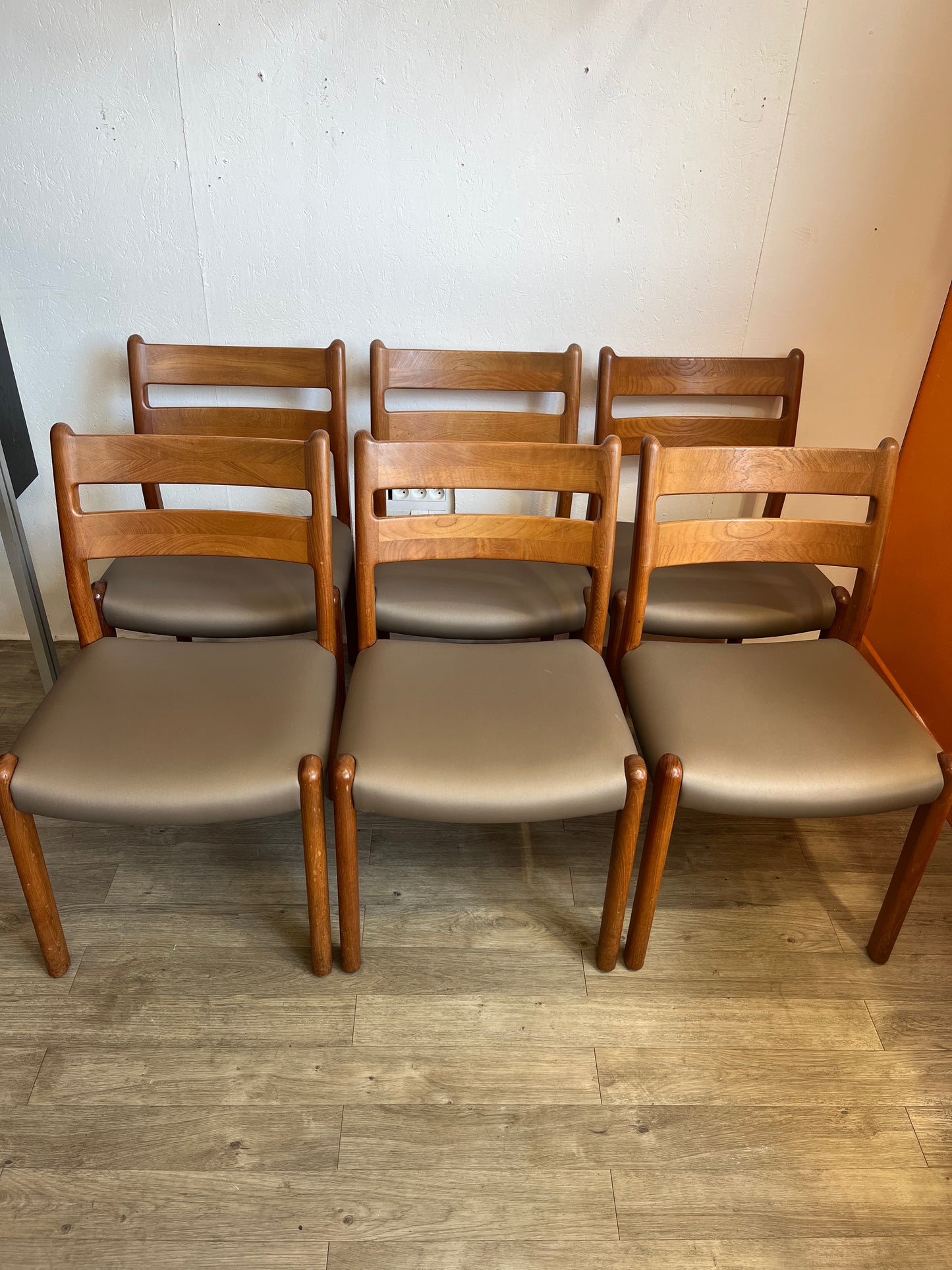 Chaises scandinaves en teck massif Niels Otto Moller 1960