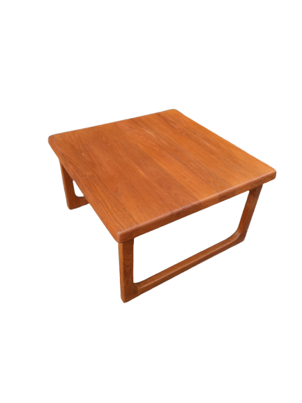 Table basse scandinave de Niels Bach en teck massif.