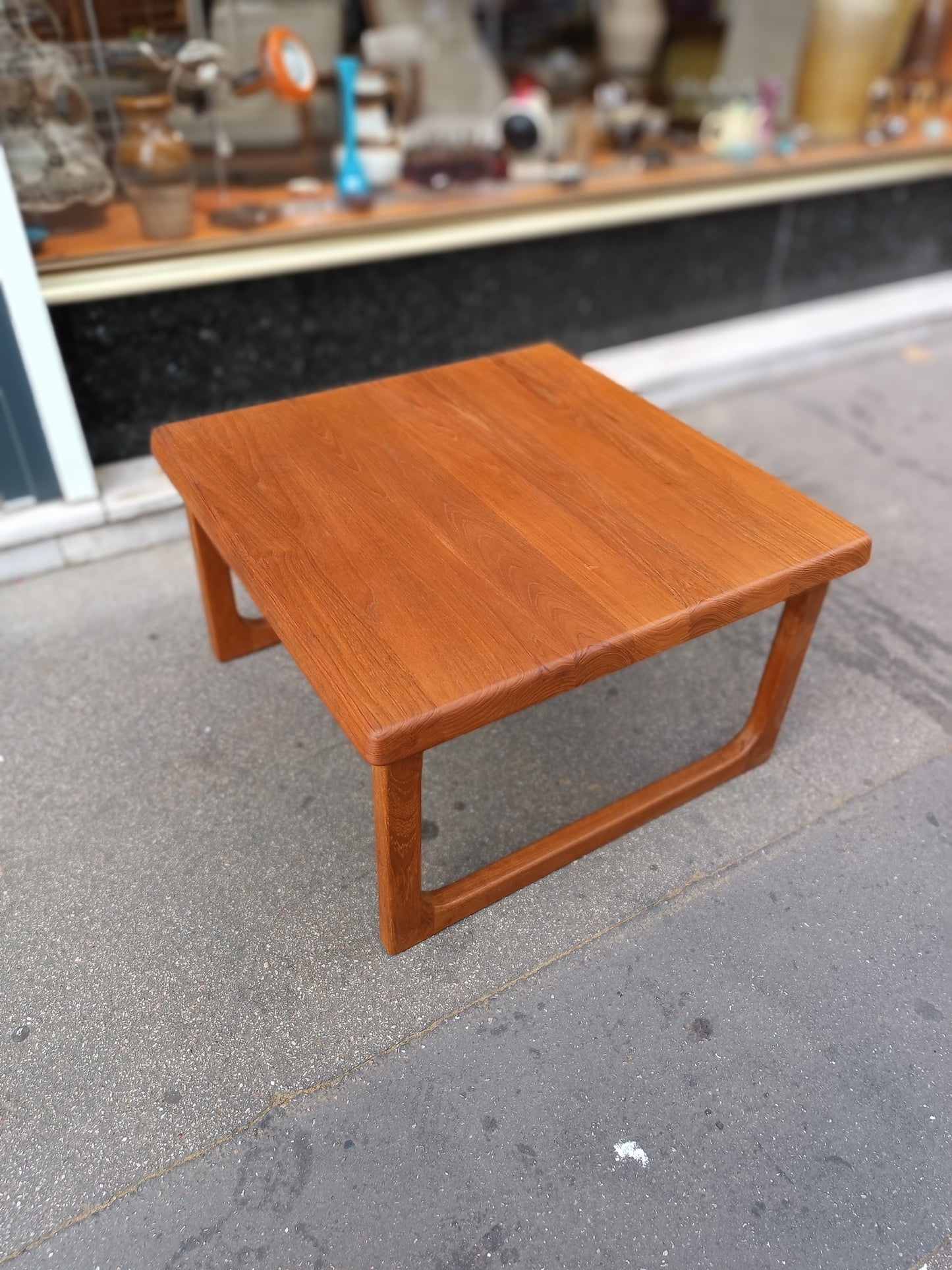 Table basse scandinave de Niels Bach en teck massif.