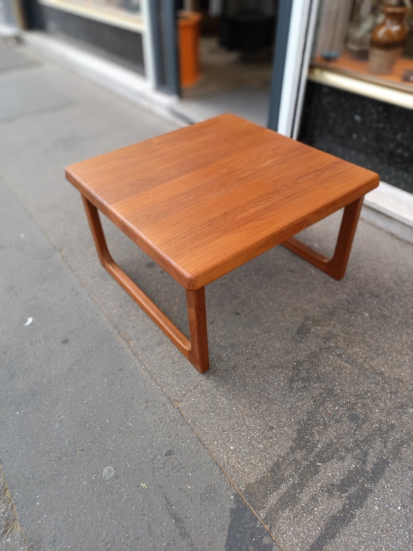 Table basse scandinave de Niels Bach en teck massif.