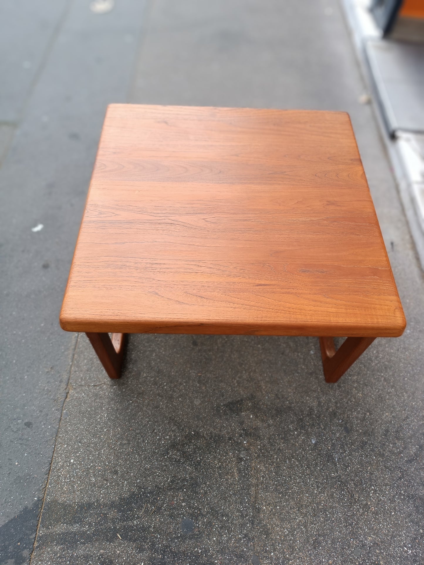 Table basse scandinave de Niels Bach en teck massif.