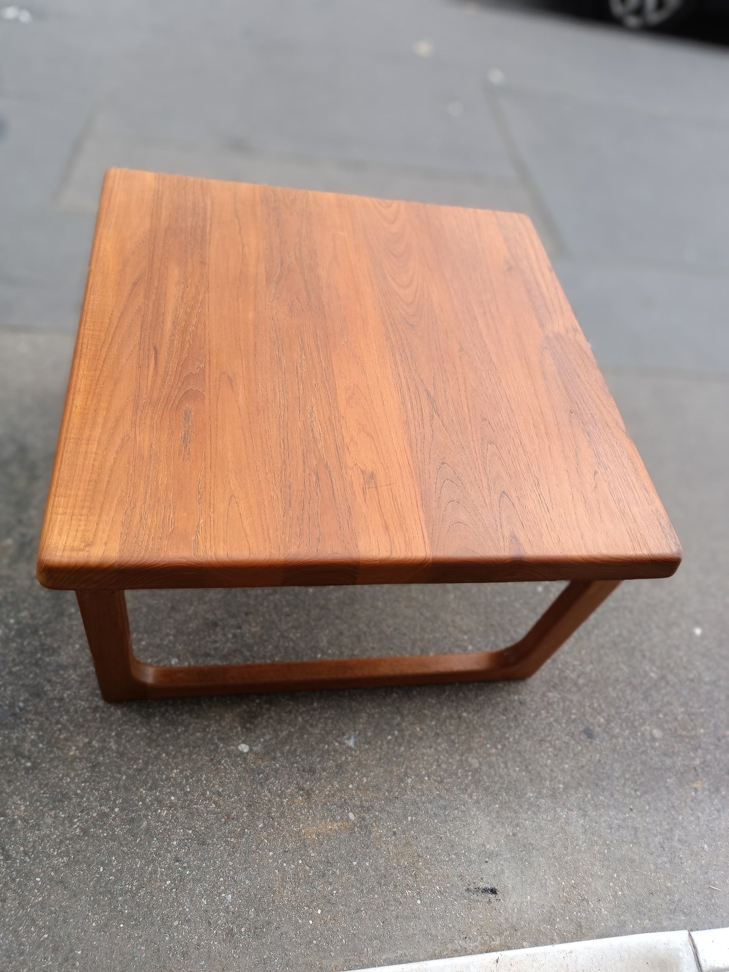 Table basse scandinave de Niels Bach en teck massif.