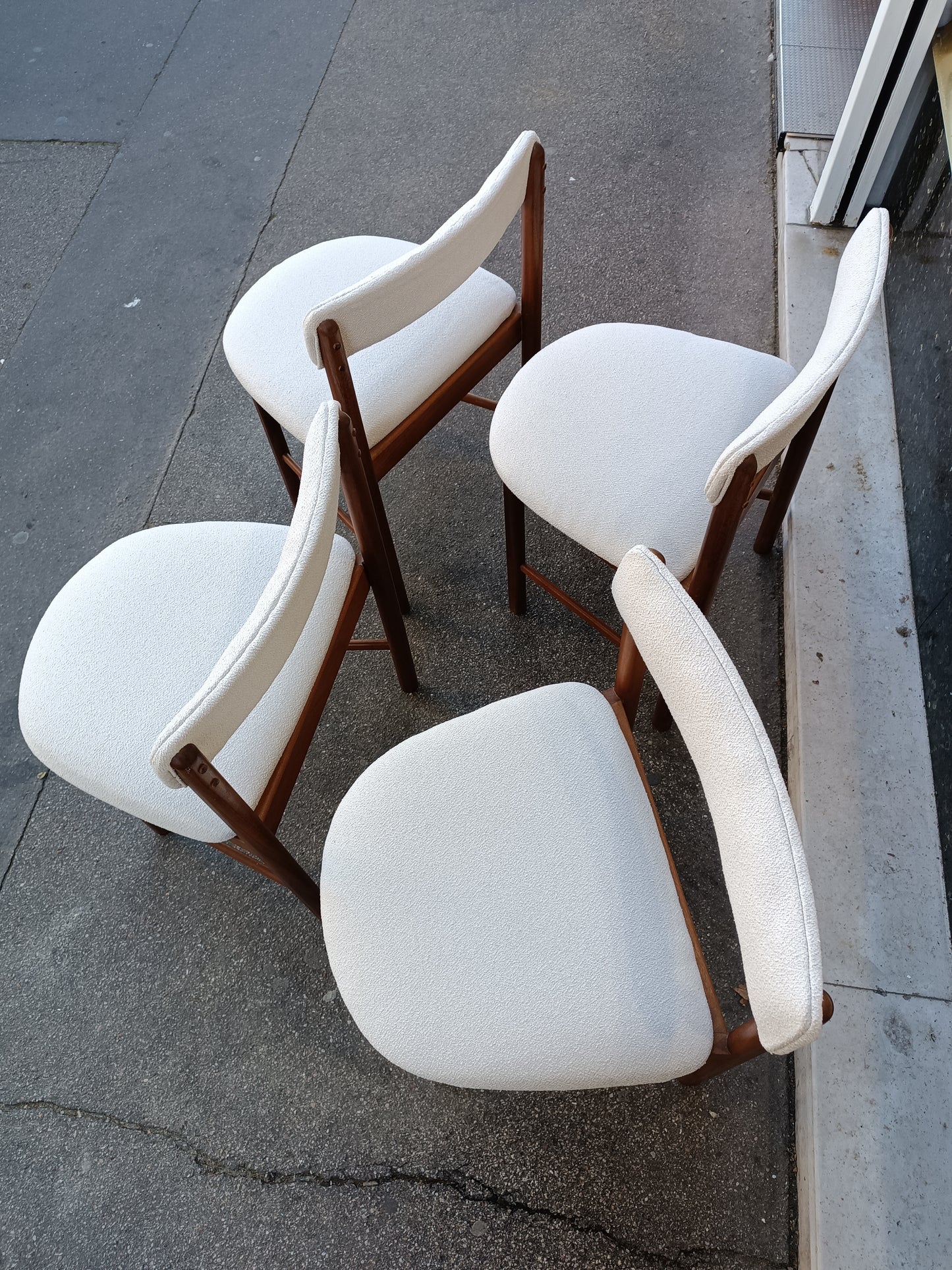 Chaises scandinaves de McIntoch en teck et bouclette blanc