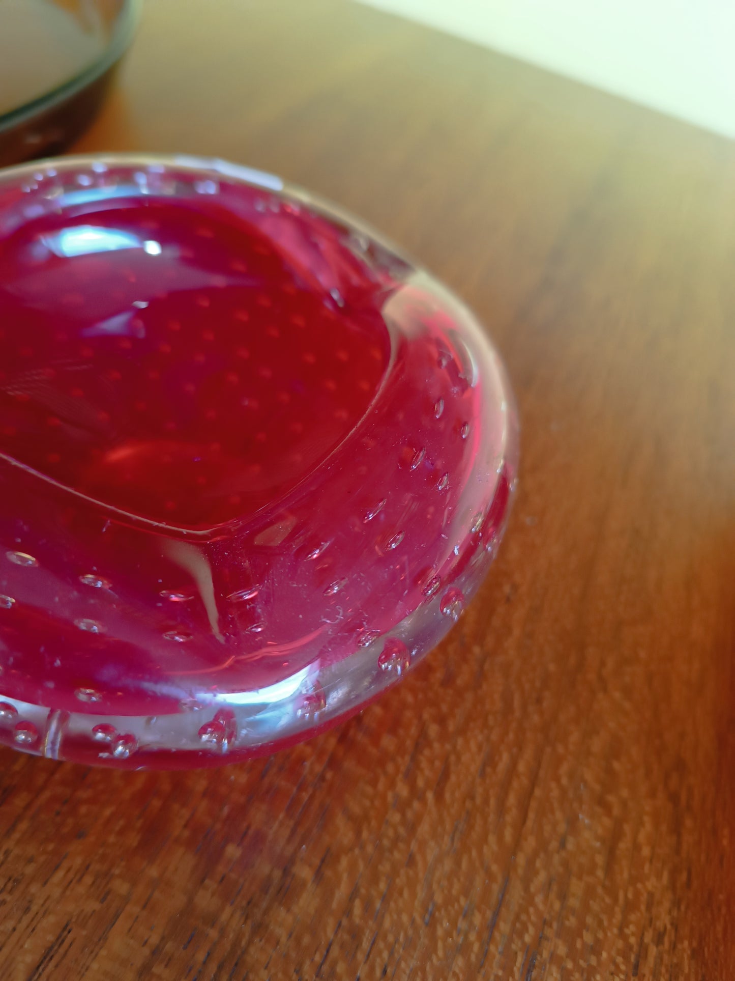 Cendrier rouge en verre de Murano à bulles