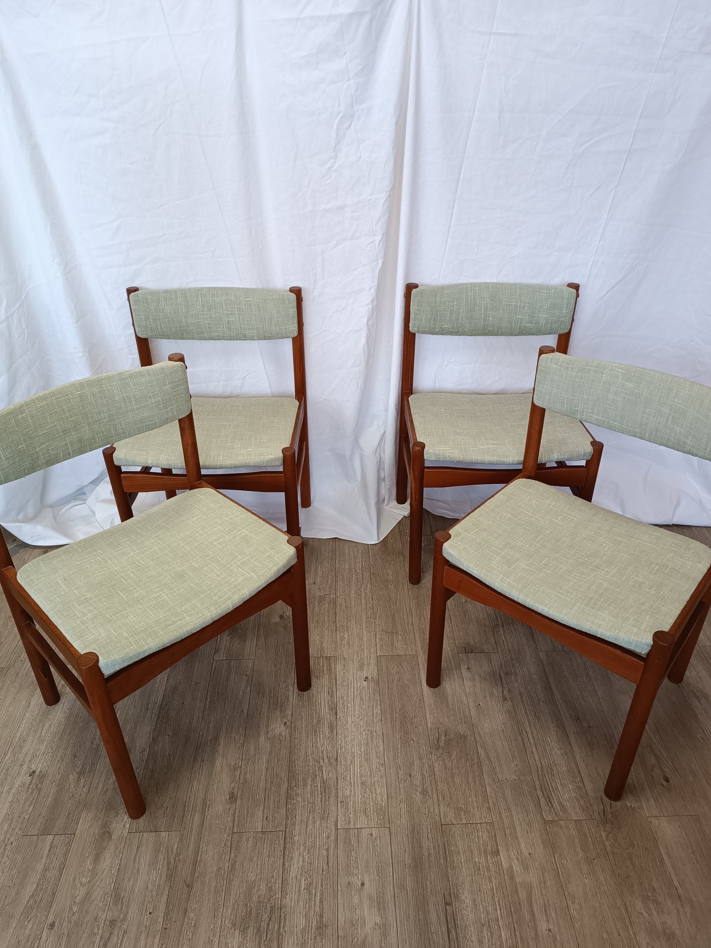 Quatre chaises scandinaves en teck années 60