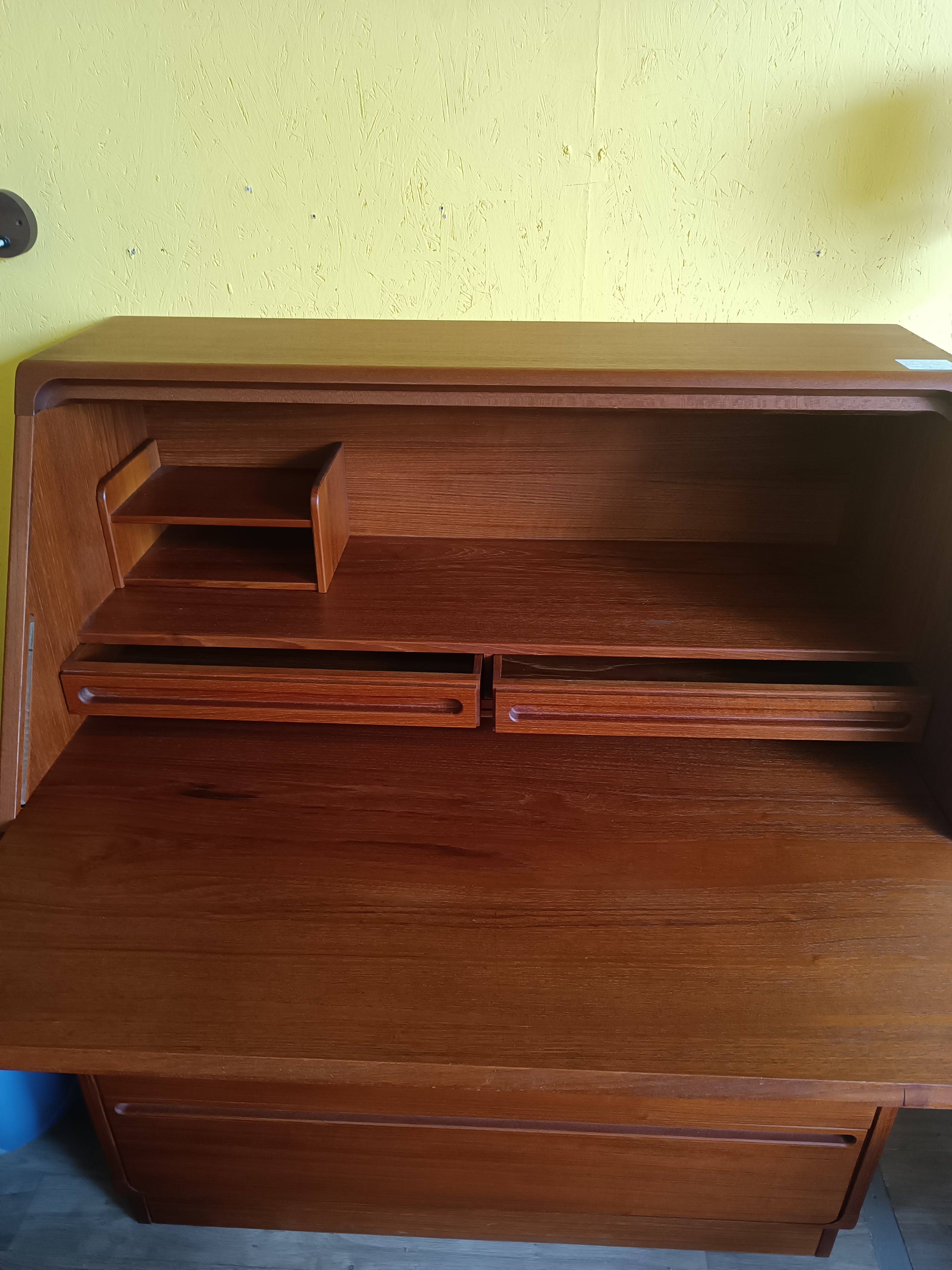Secrétaire scandinave en teck massif 1970's