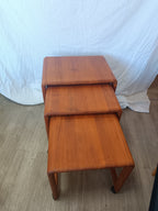 Tables gigognes scandinaves en teck massif