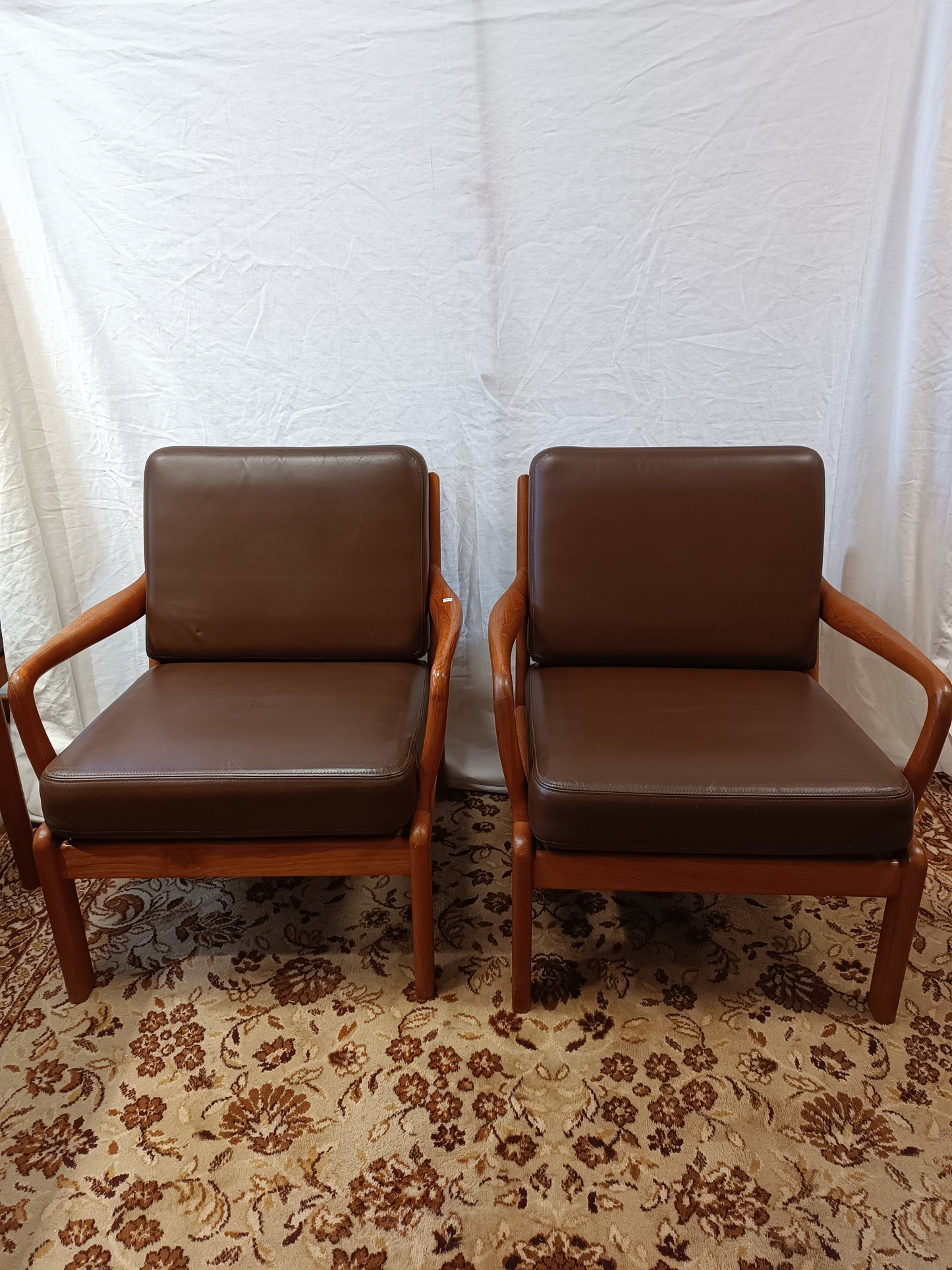 Paire de fauteuils scandinaves en teck massif et cuir Mickaël Laursen