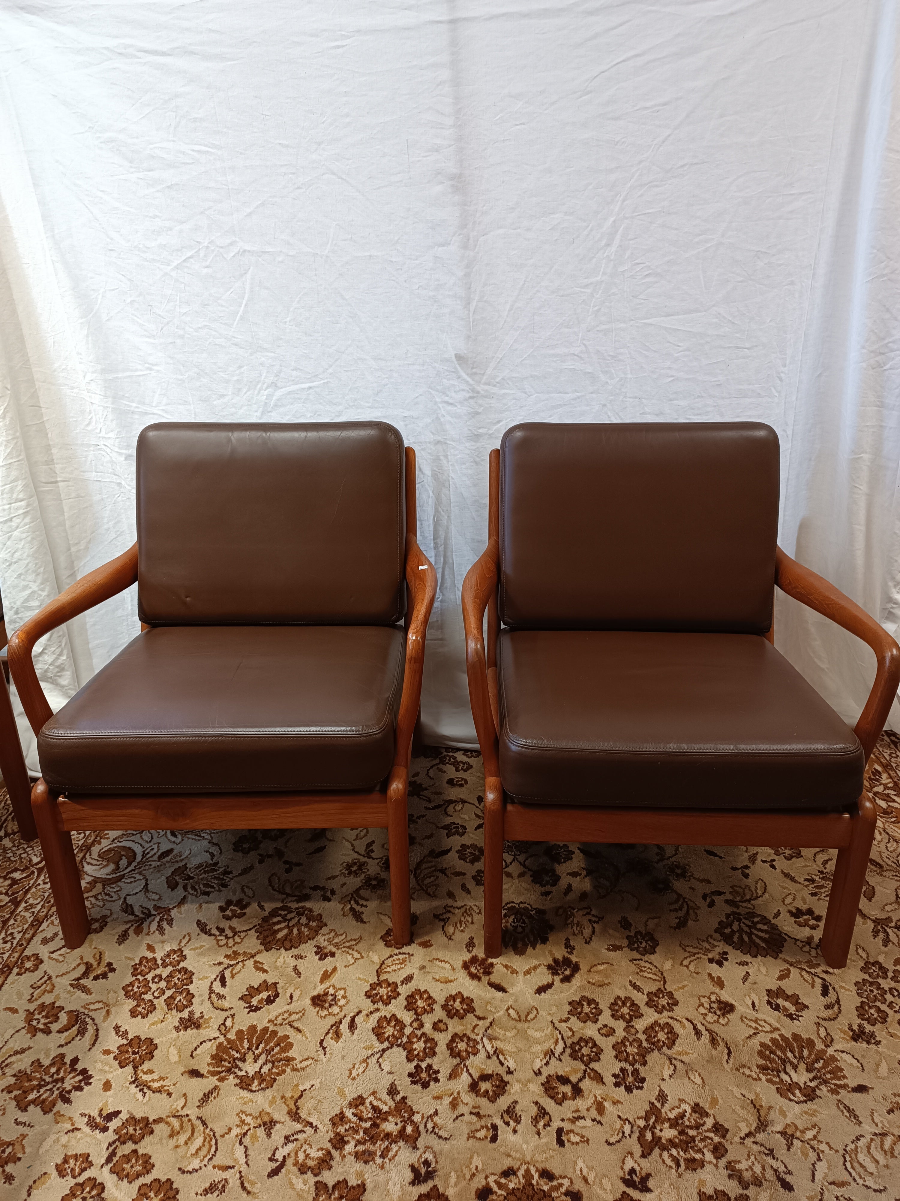 Paire de fauteuils scandinaves en teck massif et cuir Mickaël Laursen