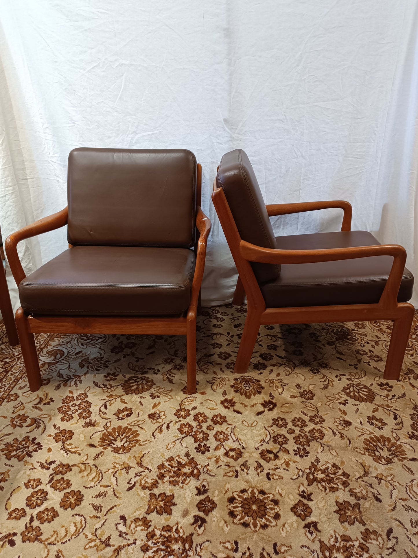 Paire de fauteuils scandinaves en teck massif et cuir Mickaël Laursen