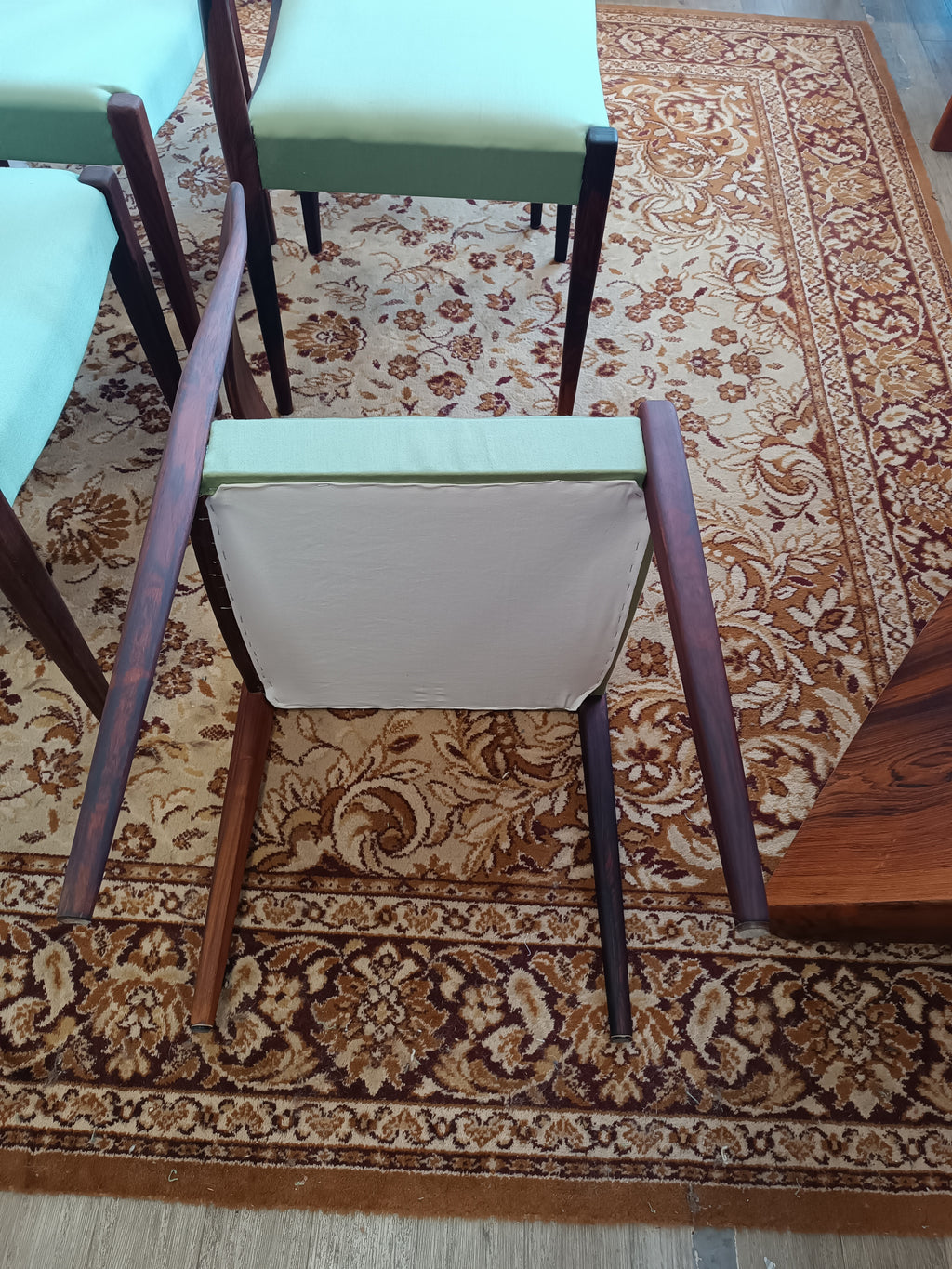 Lot de six chaises scandinaves en teck et palissandre tissu vert années 60's