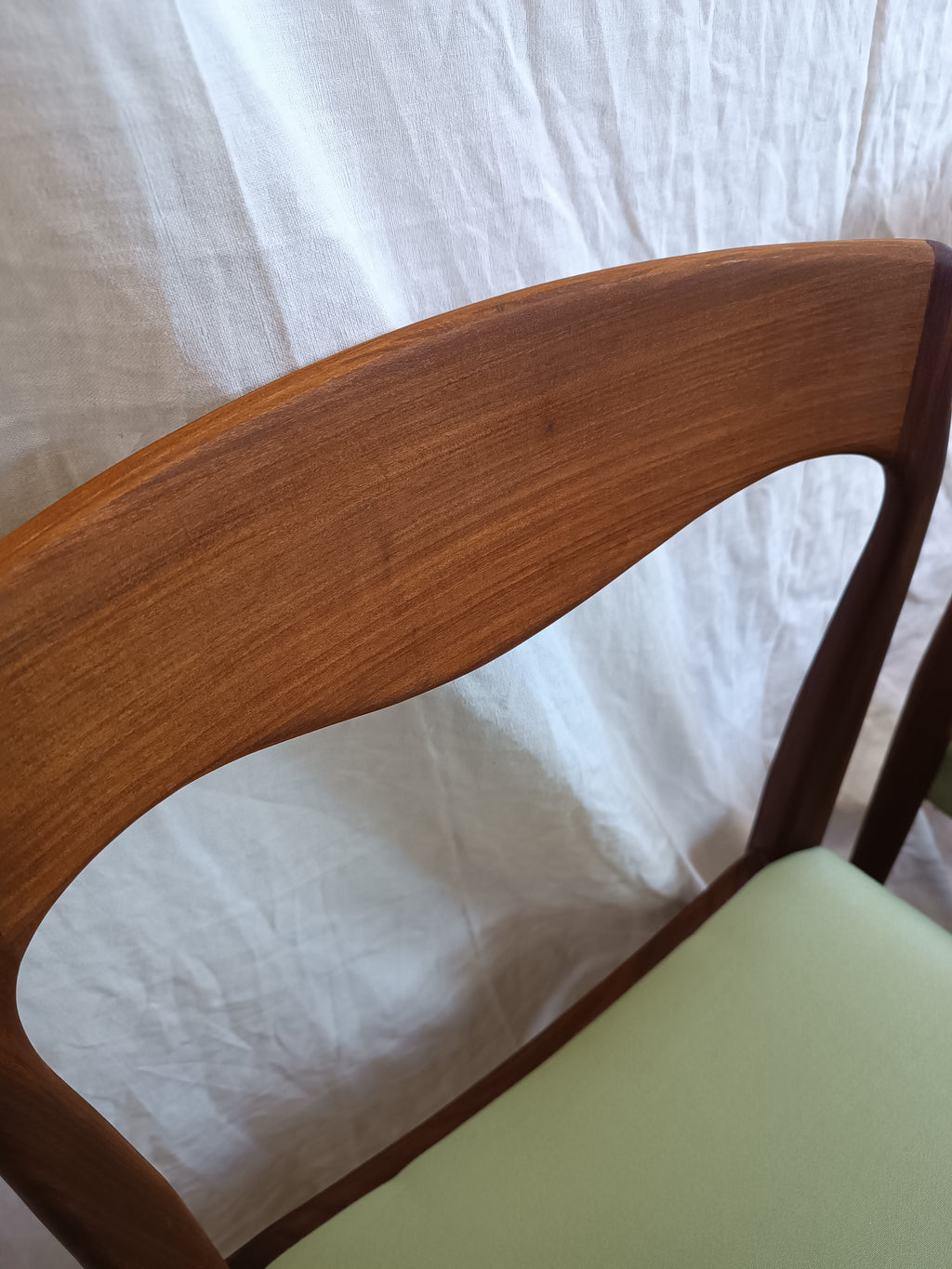 Lot de six chaises scandinaves en teck et palissandre tissu vert années 60's