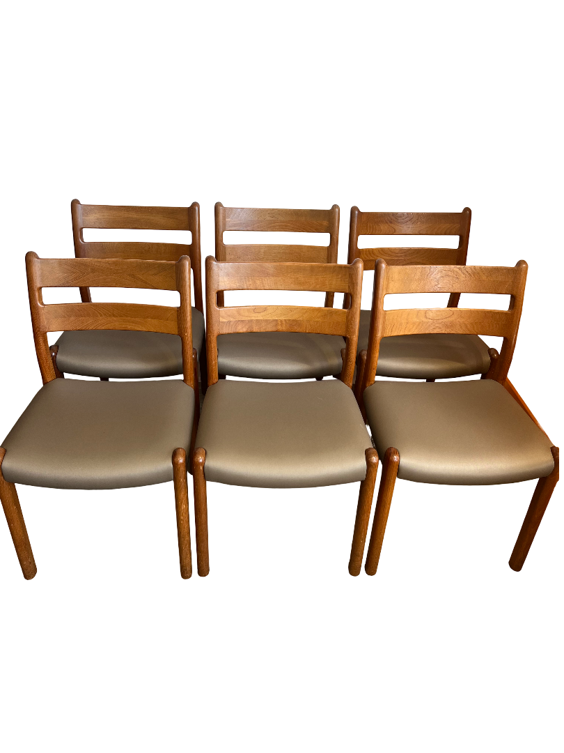 Chaises scandinaves en teck massif Niels Otto Moller 1960