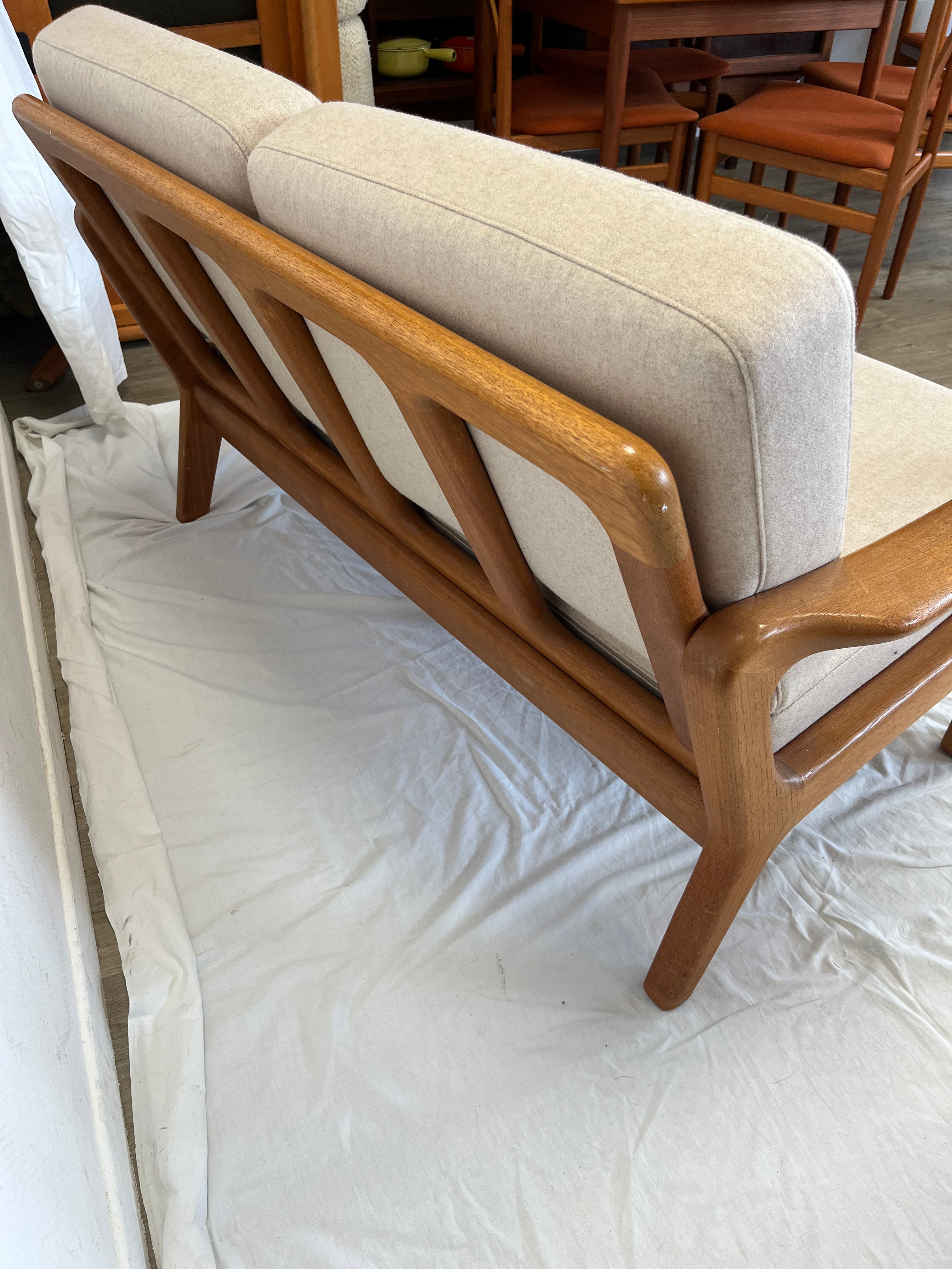 Canapé deux places convertible en teck massif 1970