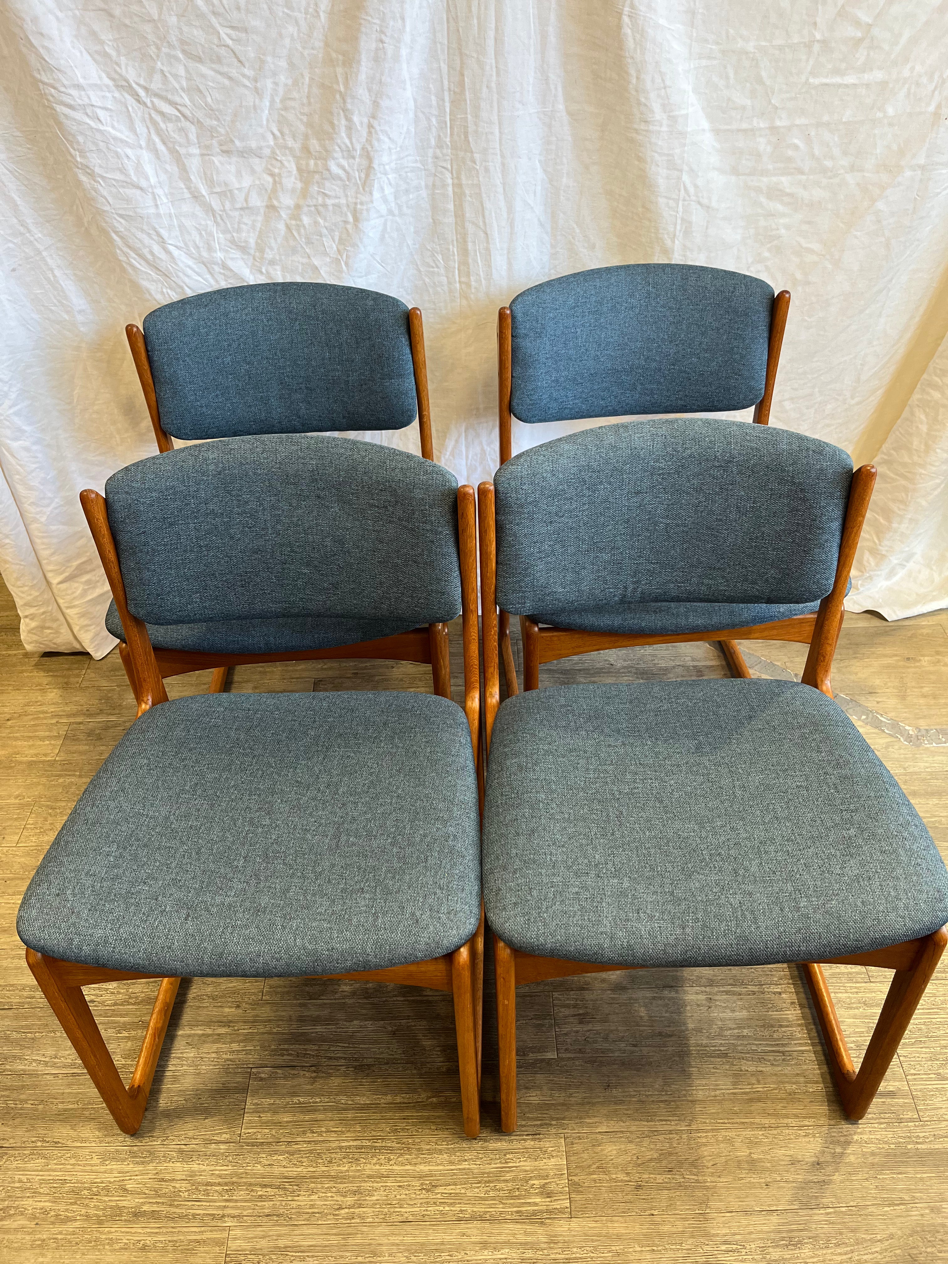 Chaises scandinaves en teck massif Erik Buch 1960