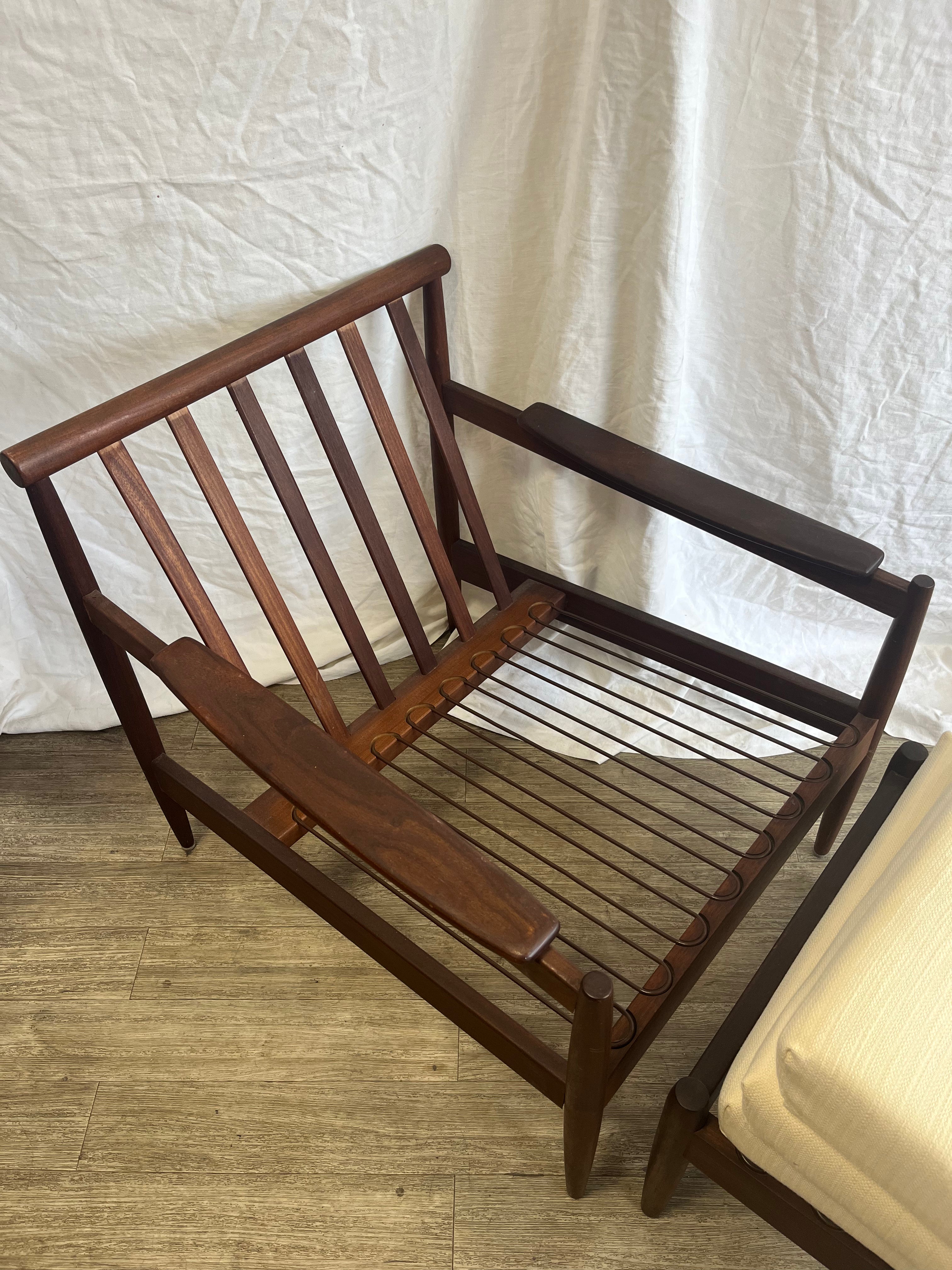 Fauteuil scandinave en teck massif avec ottoman 1960