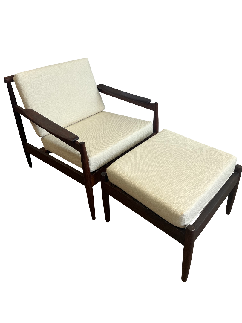 Fauteuil scandinave en teck massif avec ottoman 1960