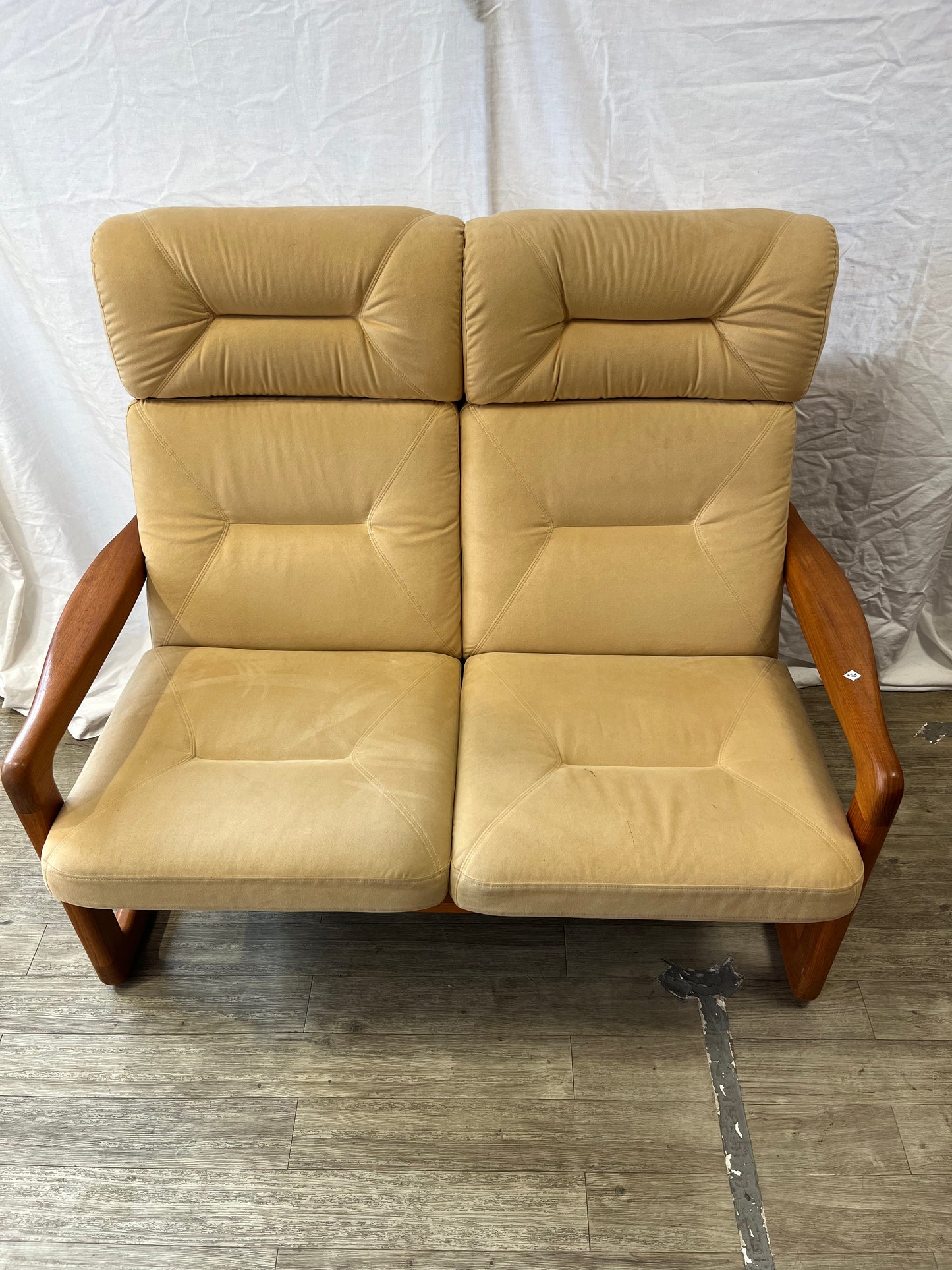 Banquette deux places scandinave en teck massif et daim 1970