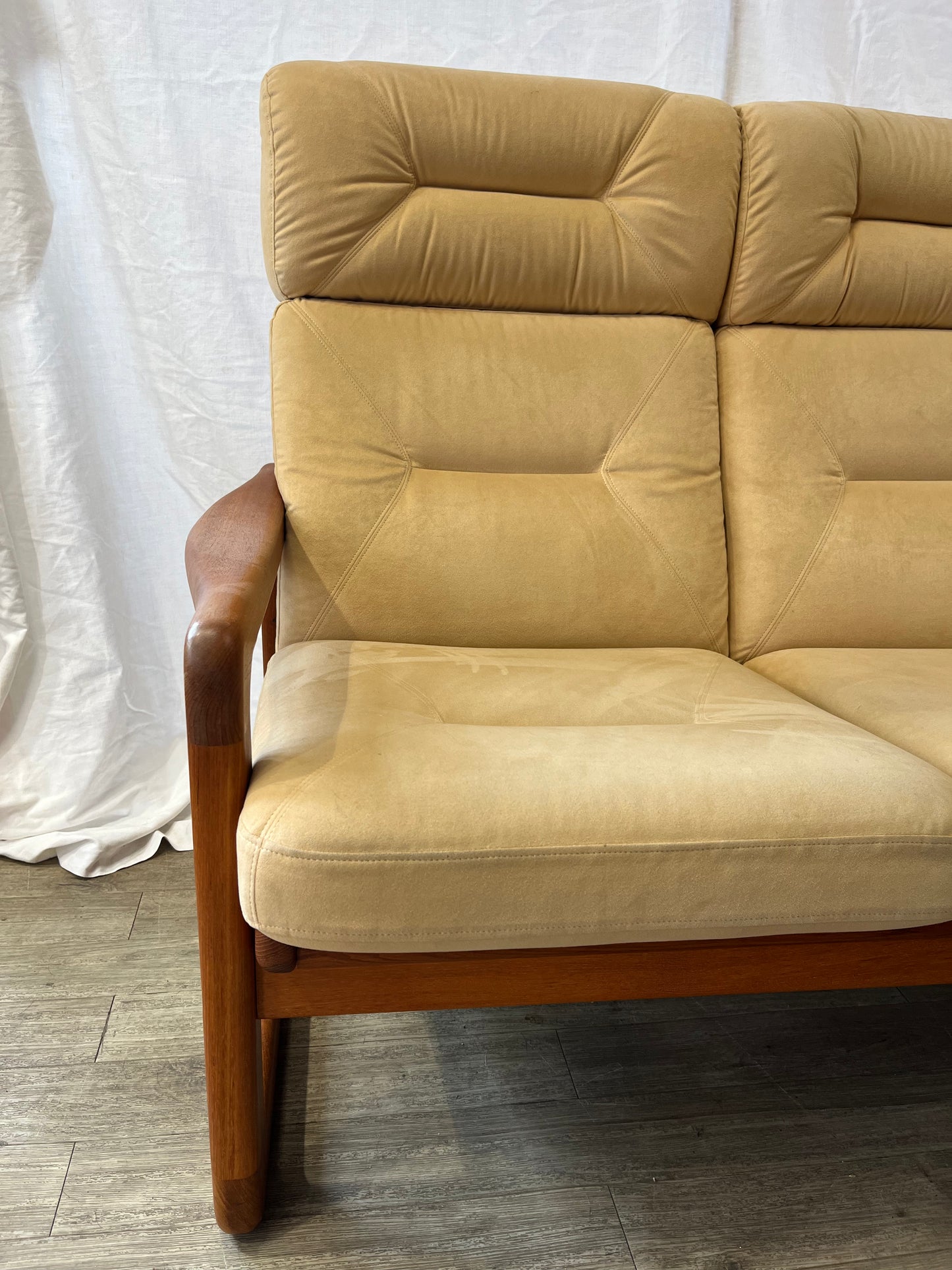 Banquette deux places scandinave en teck massif et daim 1970