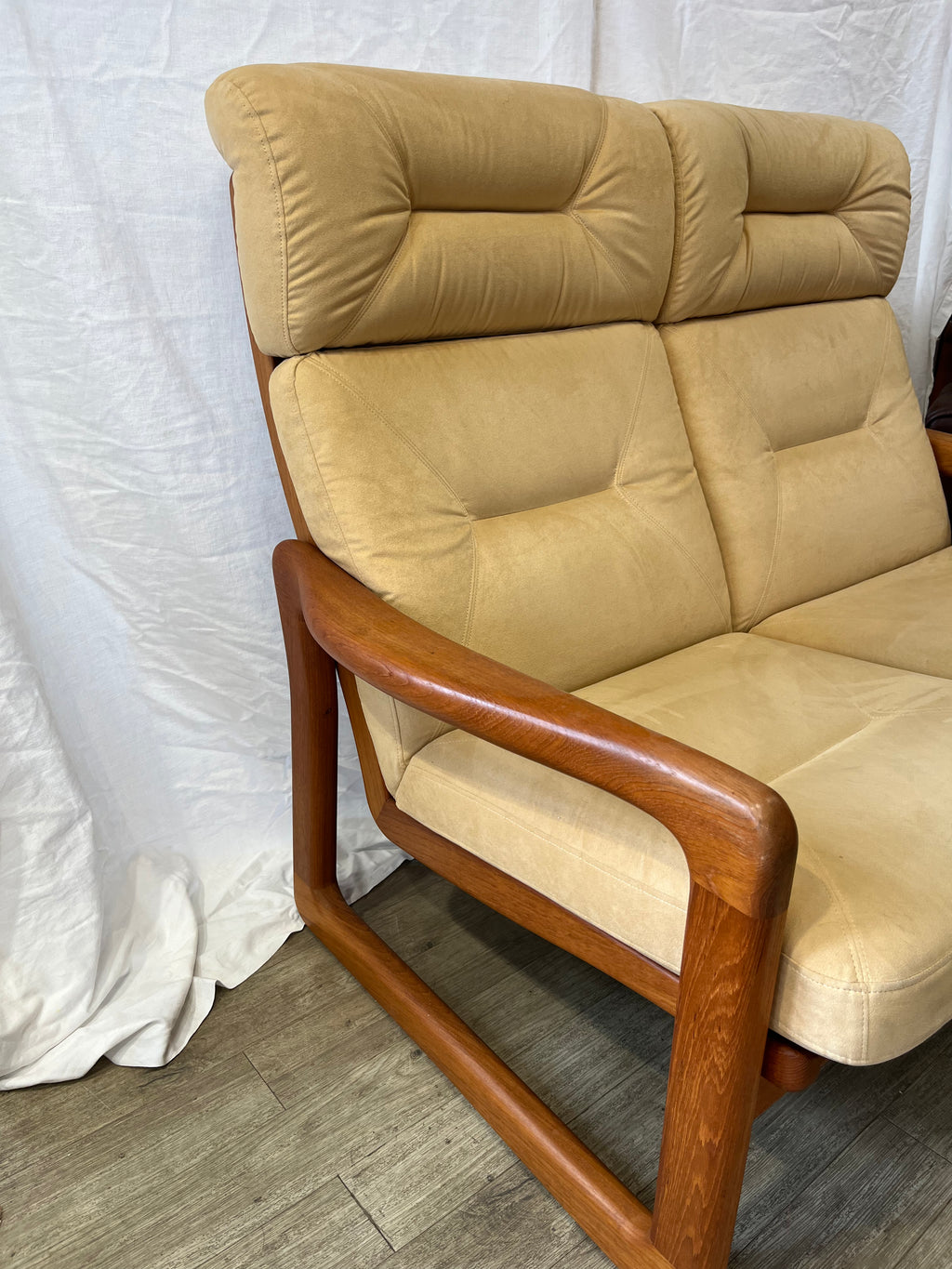 Banquette deux places scandinave en teck massif et daim 1970