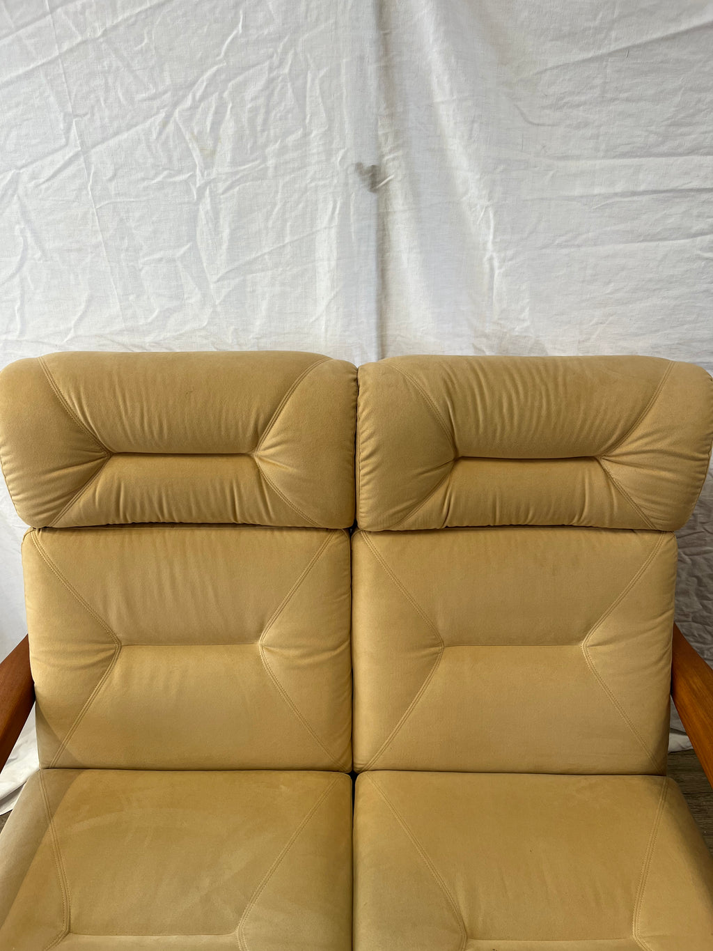 Banquette deux places scandinave en teck massif et daim 1970