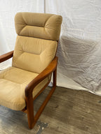Fauteuil scandinave en teck massif et Daim 1970