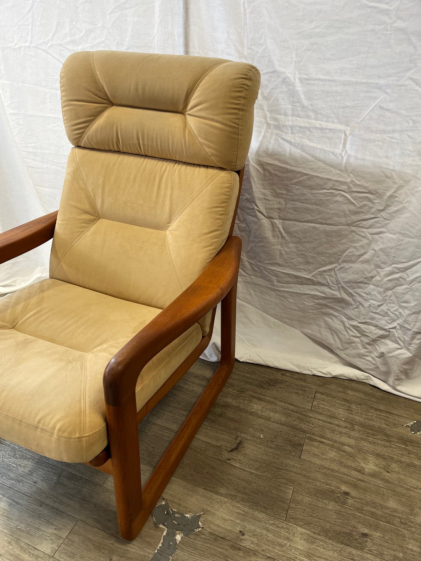 Fauteuil scandinave en teck massif et Daim 1970