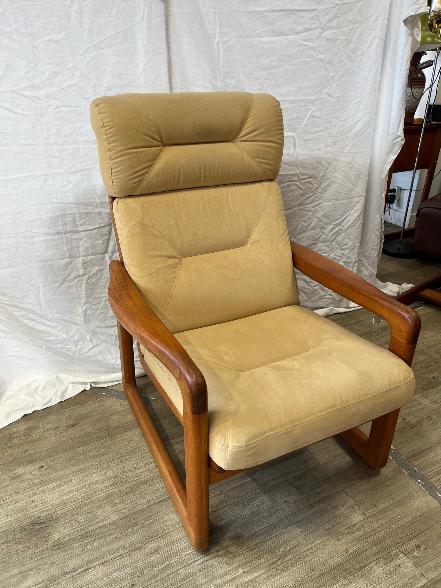 Fauteuil scandinave en teck massif et Daim 1970