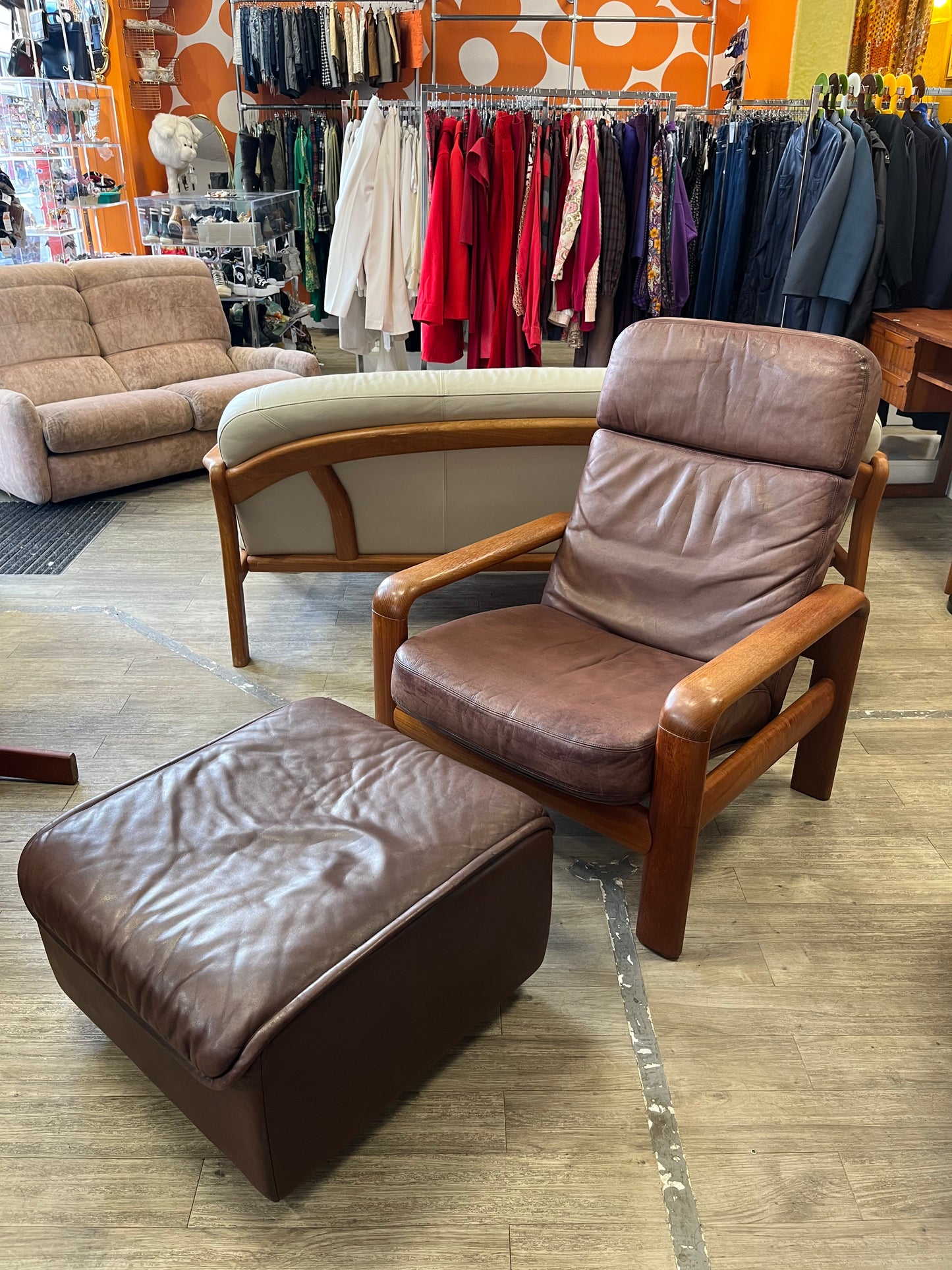 Fauteuil scandinave en teck massif et cuir 1970