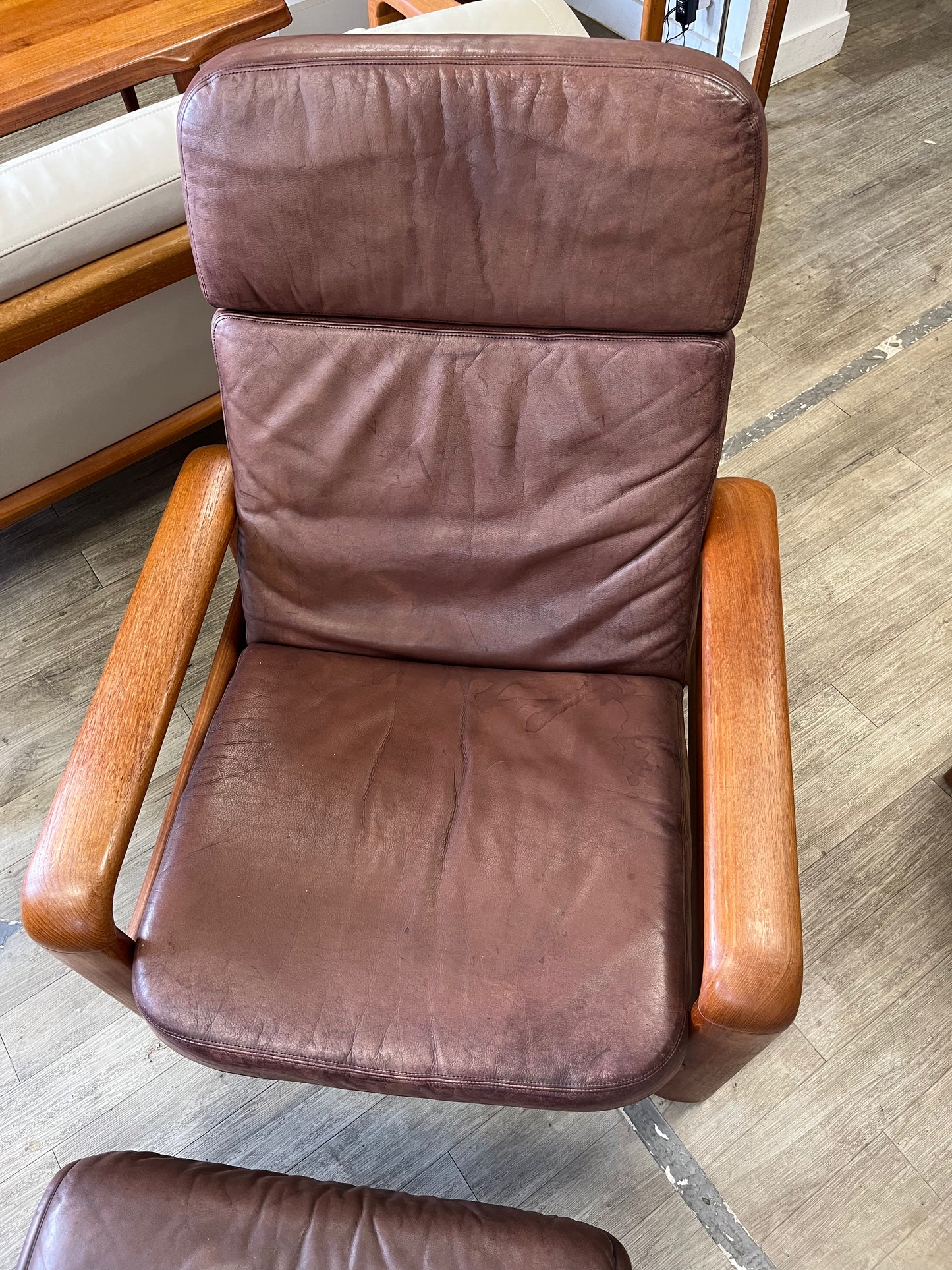 Fauteuil scandinave en teck massif et cuir 1970