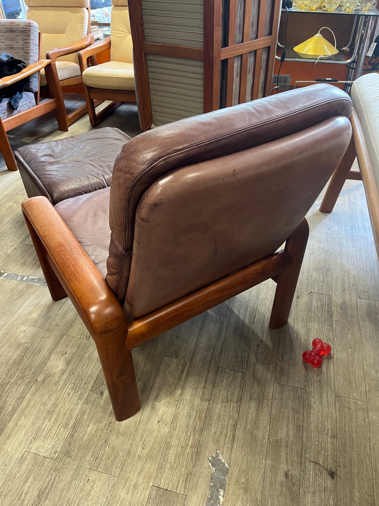 Fauteuil scandinave en teck massif et cuir 1970