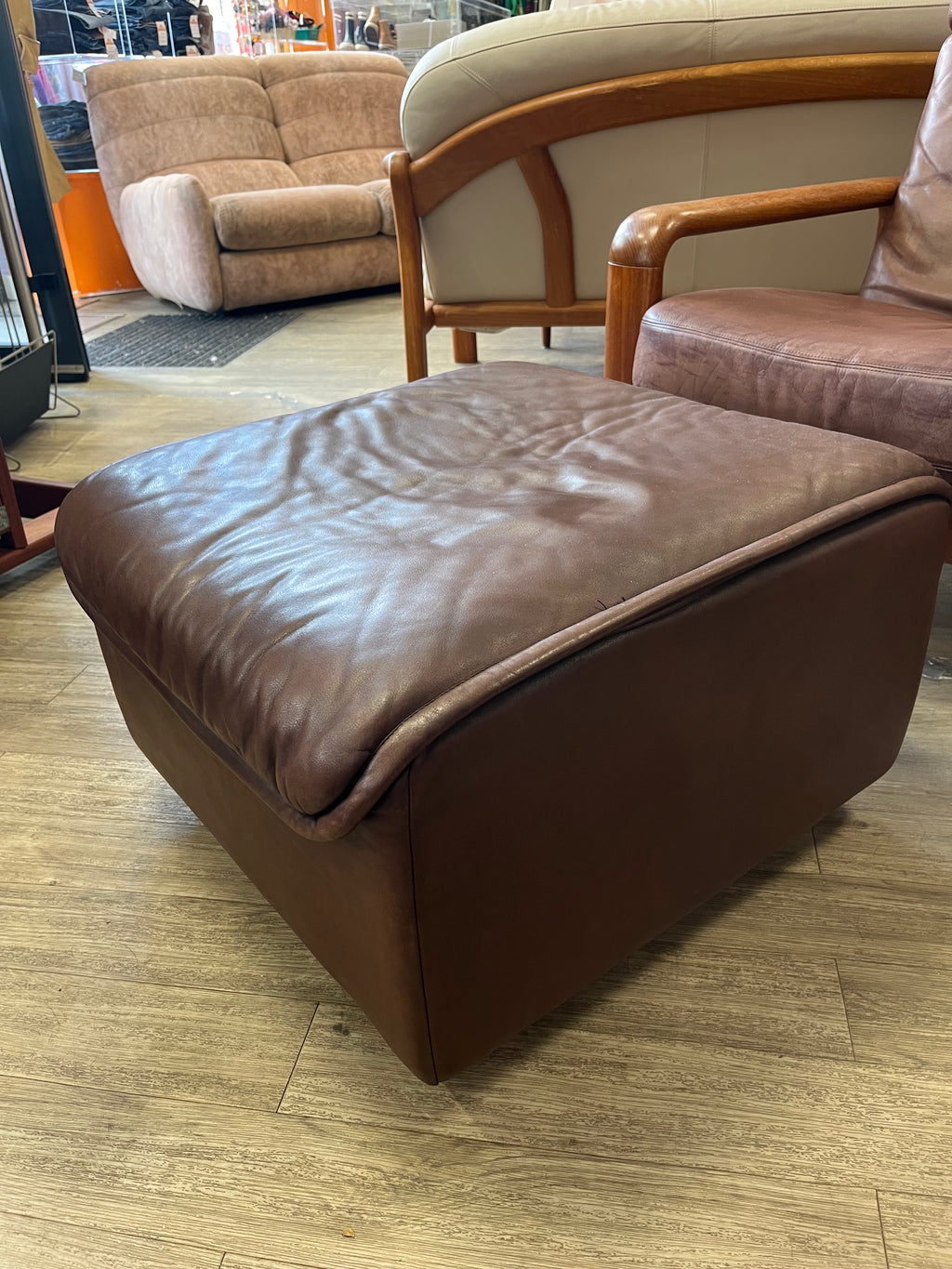 Fauteuil scandinave en teck massif et cuir 1970